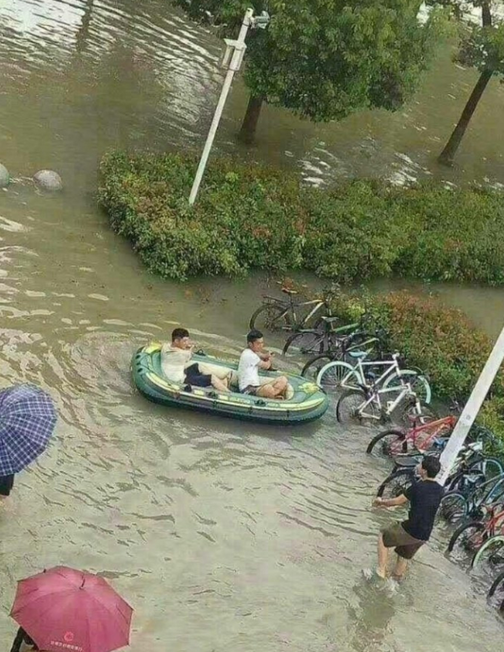 暴雨水淹搞笑图图片