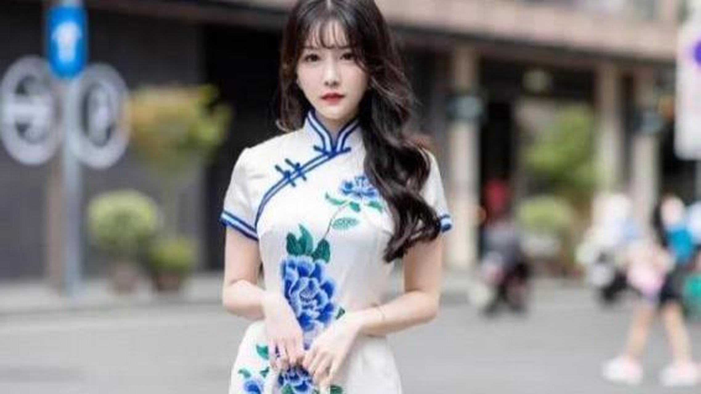 气质高雅的小姐姐,一条白色绣花旗袍裙,时尚优雅好身姿