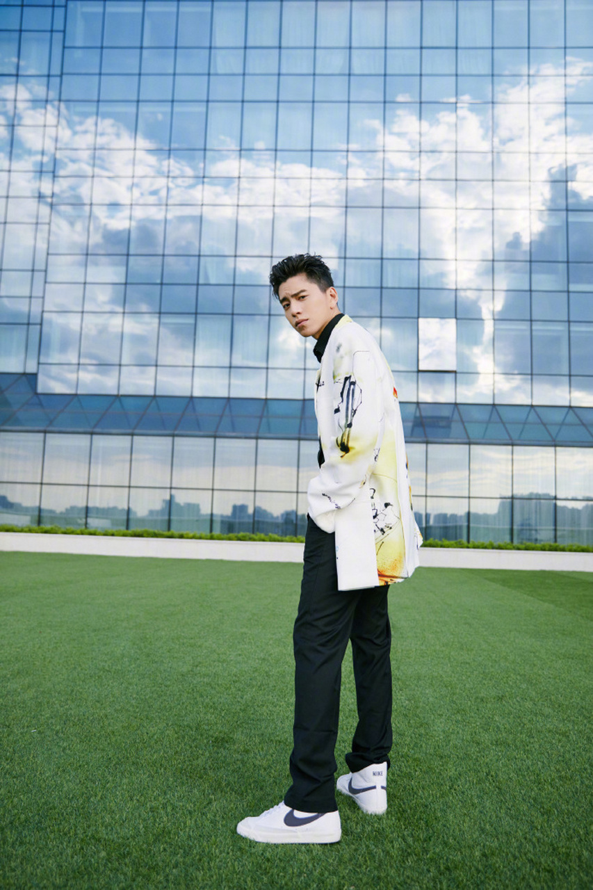 王大陆今晚舞台造型写真,大背头发型清新帅气,穿涂鸦西装亮眼抓人眼球