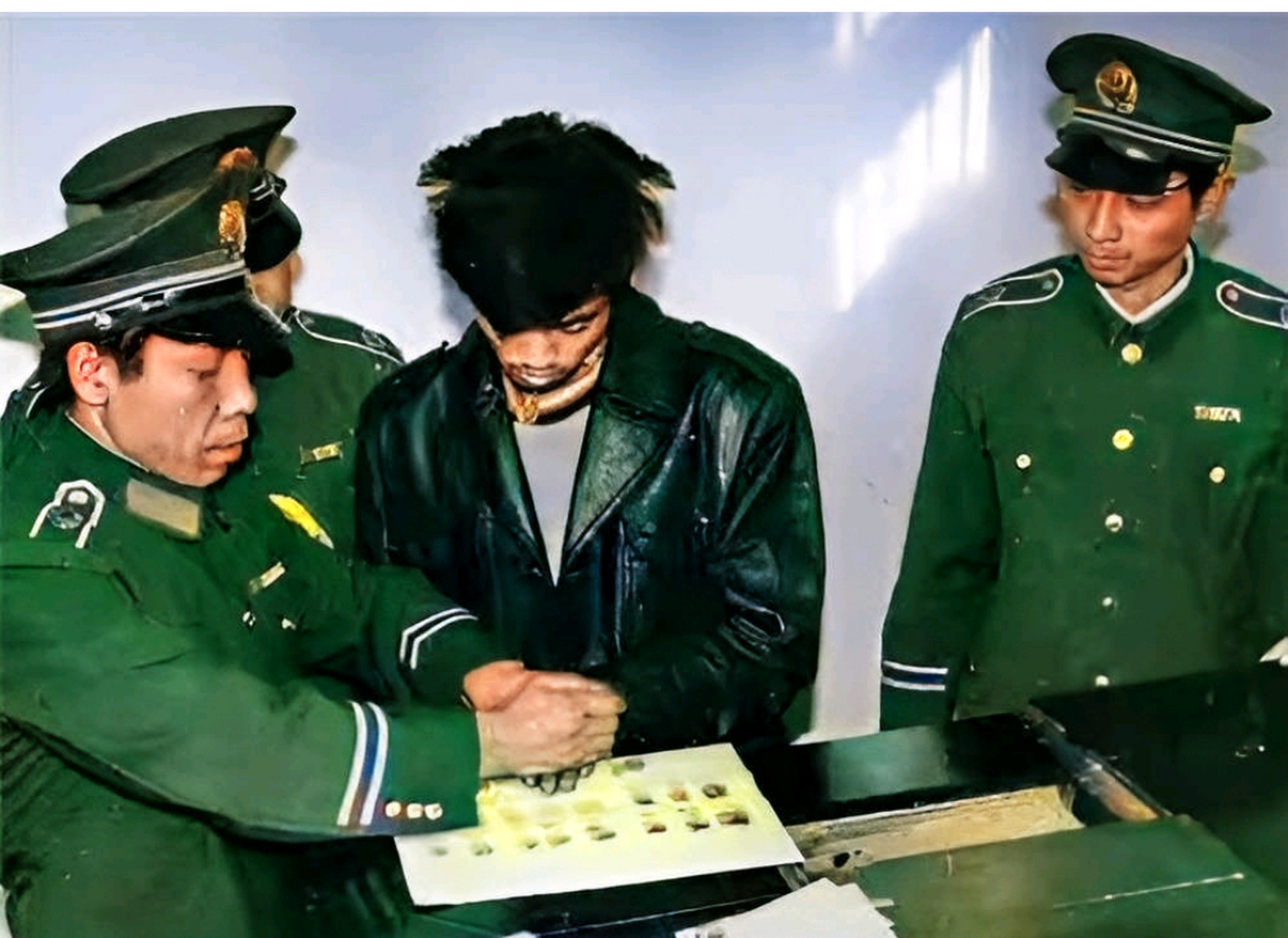 1987年,一个年轻而英俊的男子于双戈因犯下重罪而被判死刑.