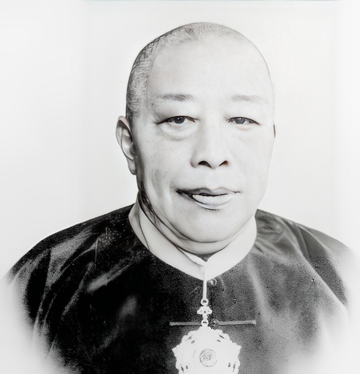 1951年,一张黄金荣扫大街的照片被多家报纸转载,迅速传遍全国乃至世界