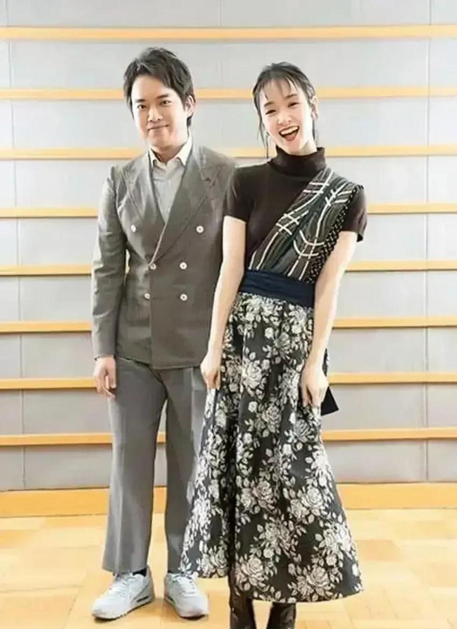 山口百惠的儿子三浦贵大官方身高178cm,他爸爸三浦友和官方身高也是