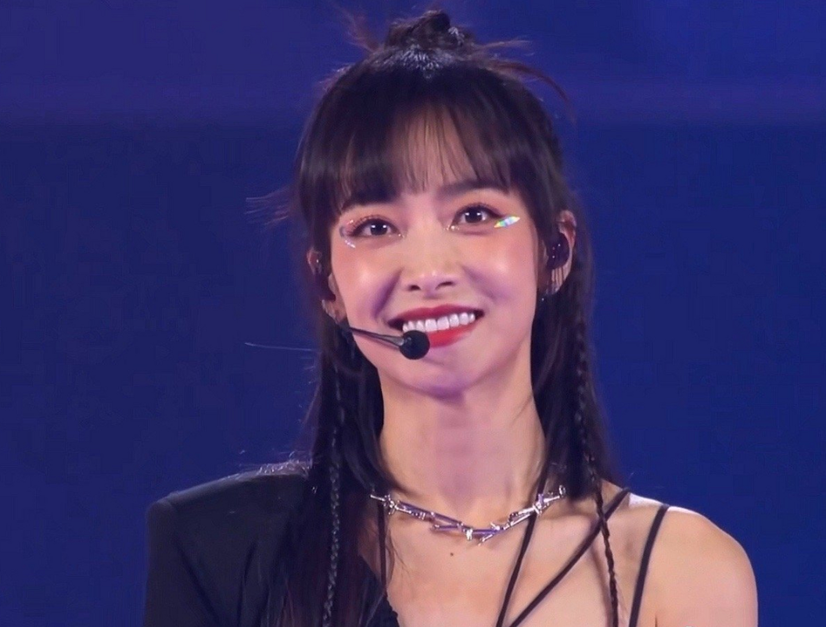 舞台魅力top!长发齐刘海 辫子 长腿,还有腹肌!这真的是内娱的舞台吗.