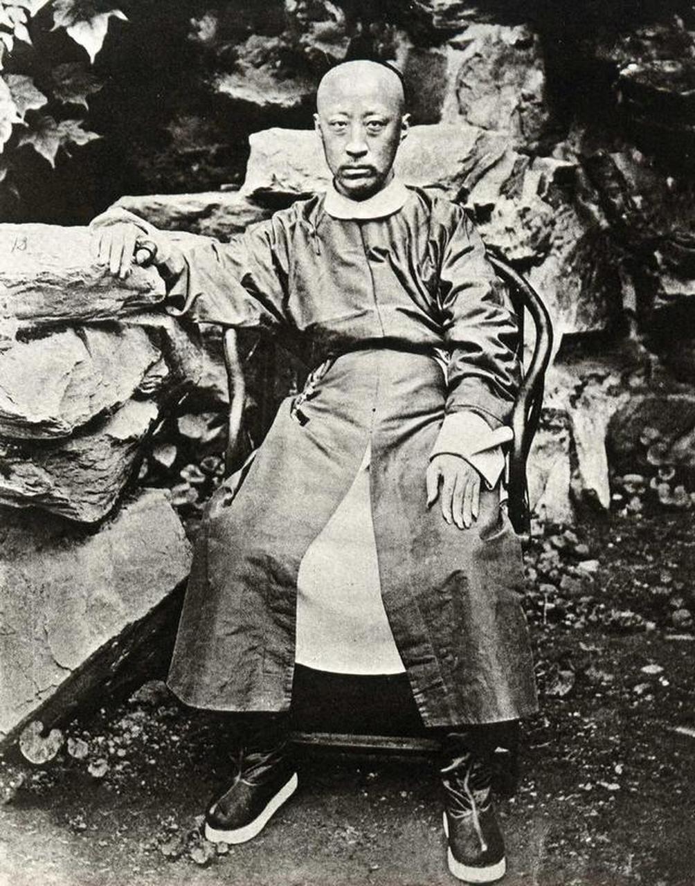 奕欣(1833——1898),爱新觉罗氏,道光帝第六子,咸丰帝异母弟弟.