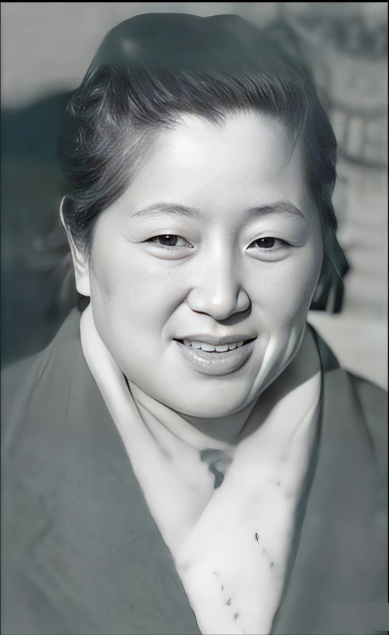 她被誉为中国的"居里夫人"何泽慧,也是中国第一位女物理学家,为"两弹