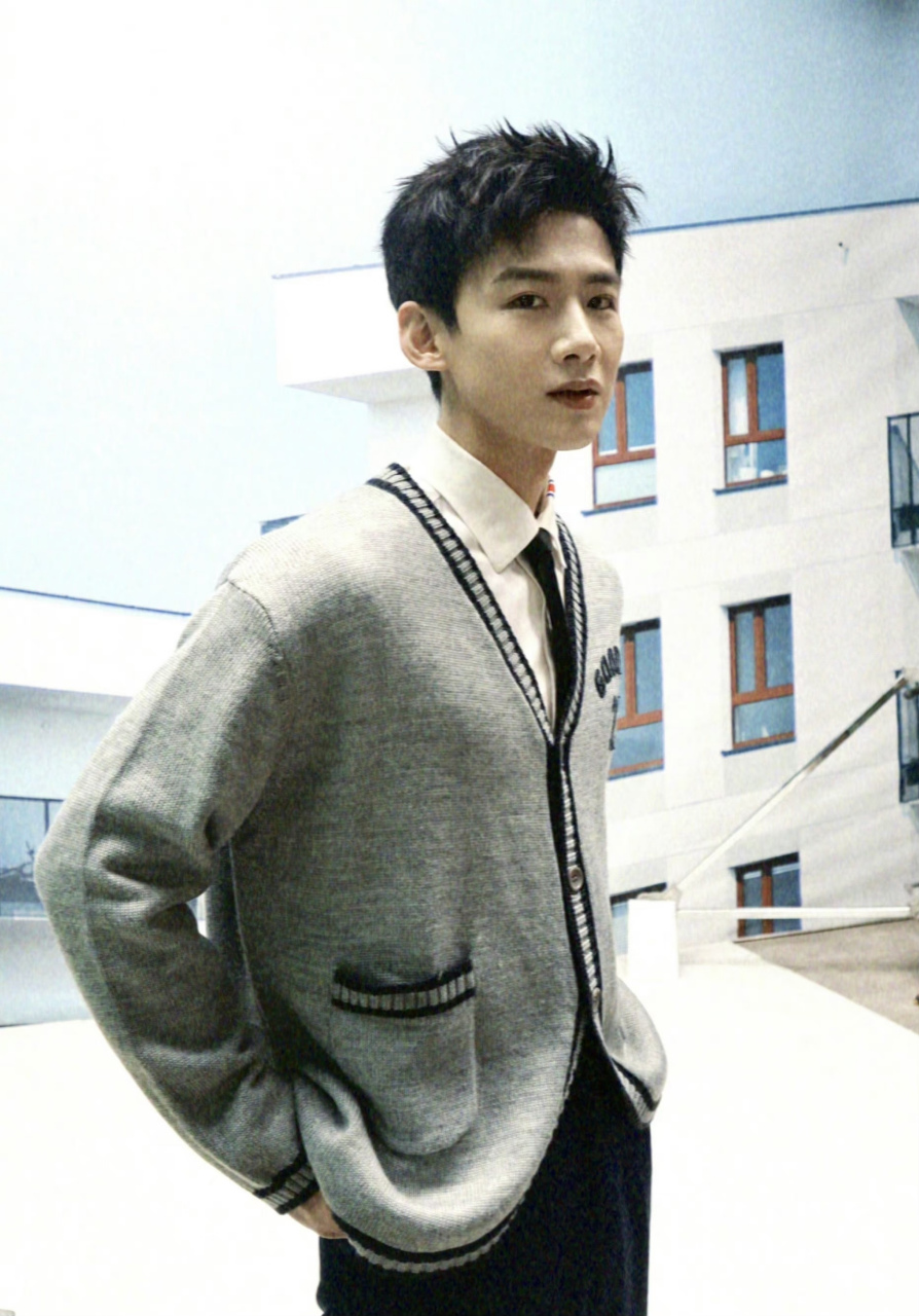 娱乐八卦每日播报# 网传白敬亭现身宋轶住的公寓,两人一起很幸福.