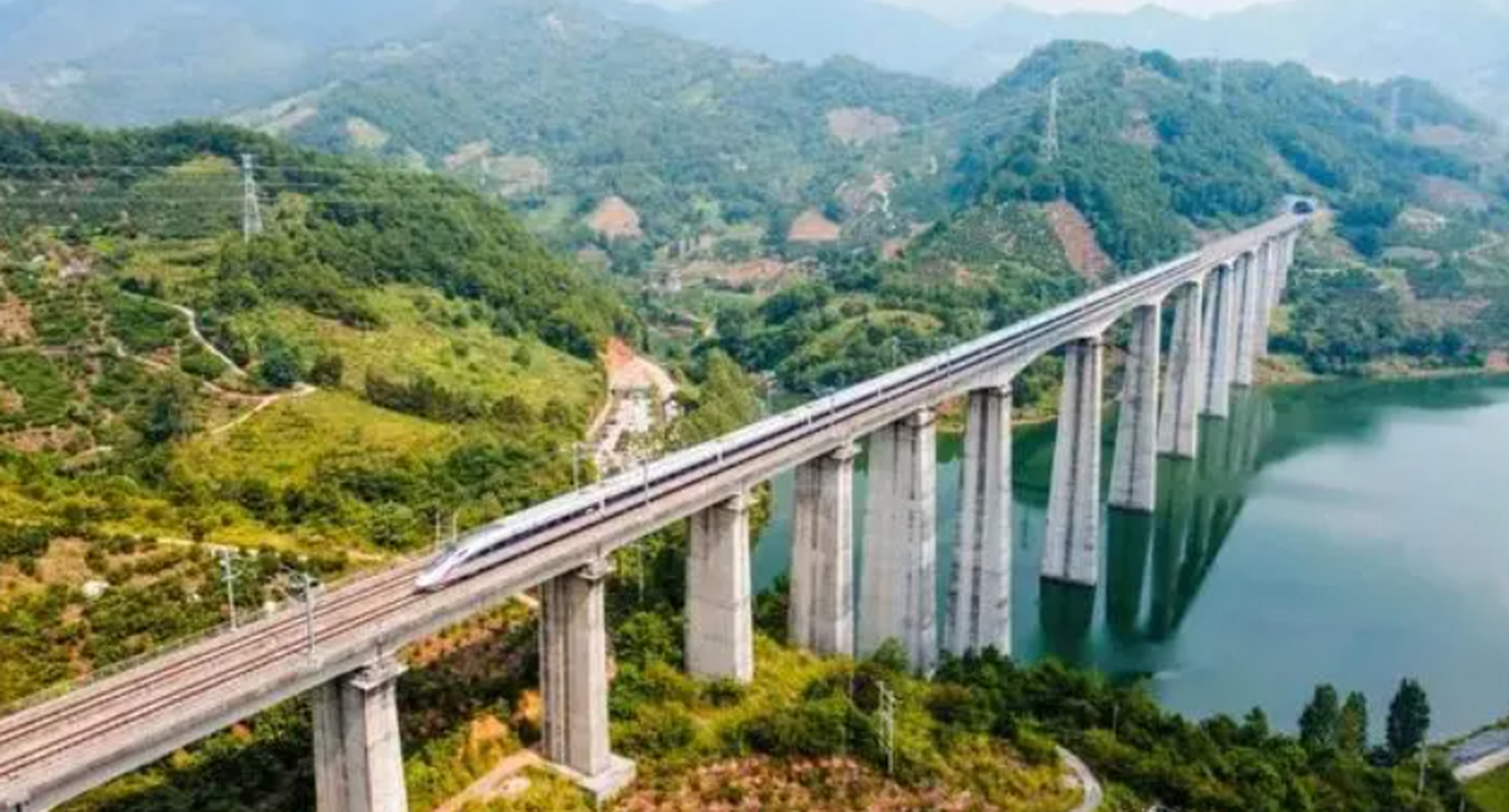 高铁经过广西桂林,大家突然站起神同步拍照,重峦叠嶂美得像幅画,大家