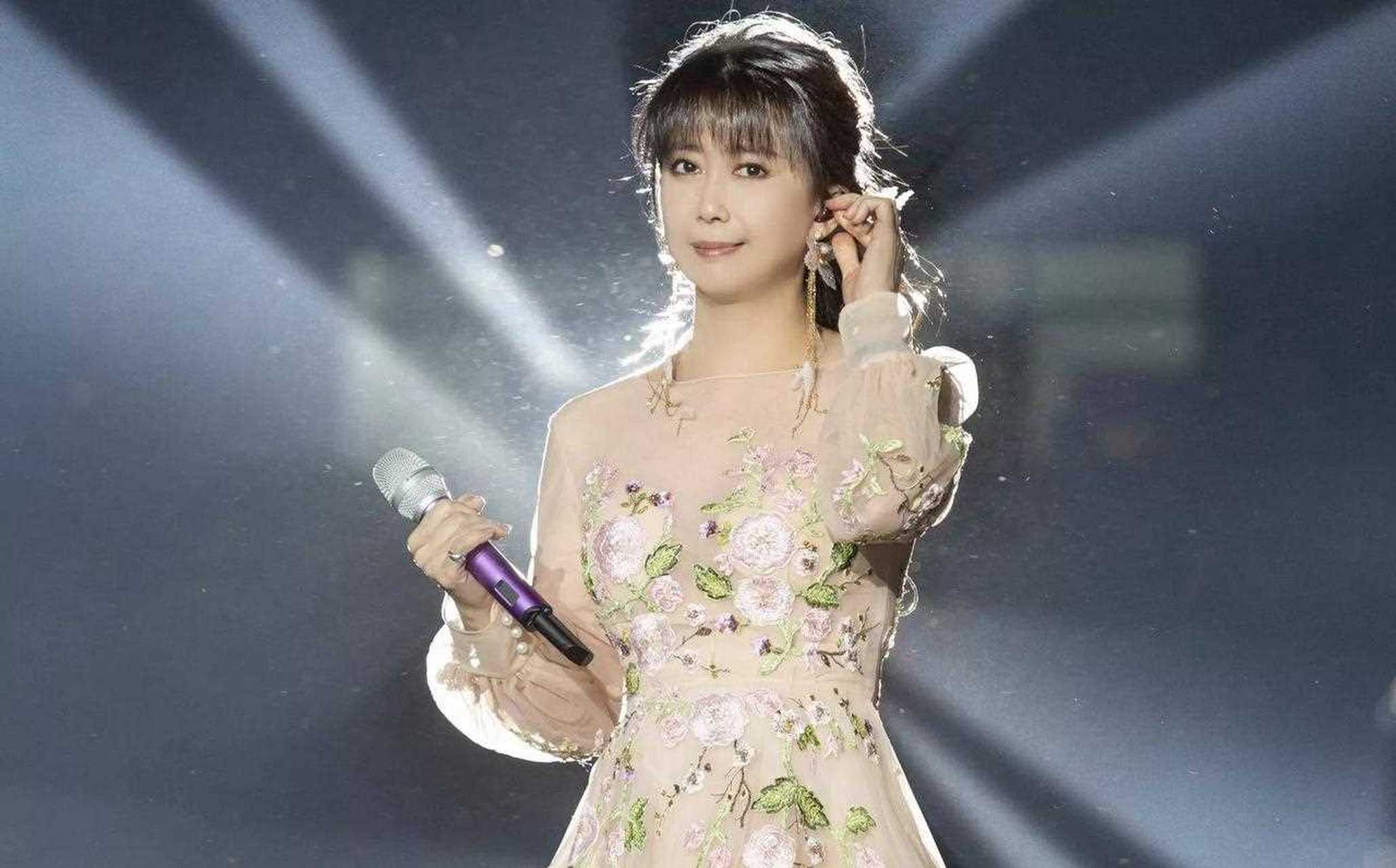 1995年,孟庭苇接到春晚邀请,演唱歌曲《风中有朵雨做的云》,她不知