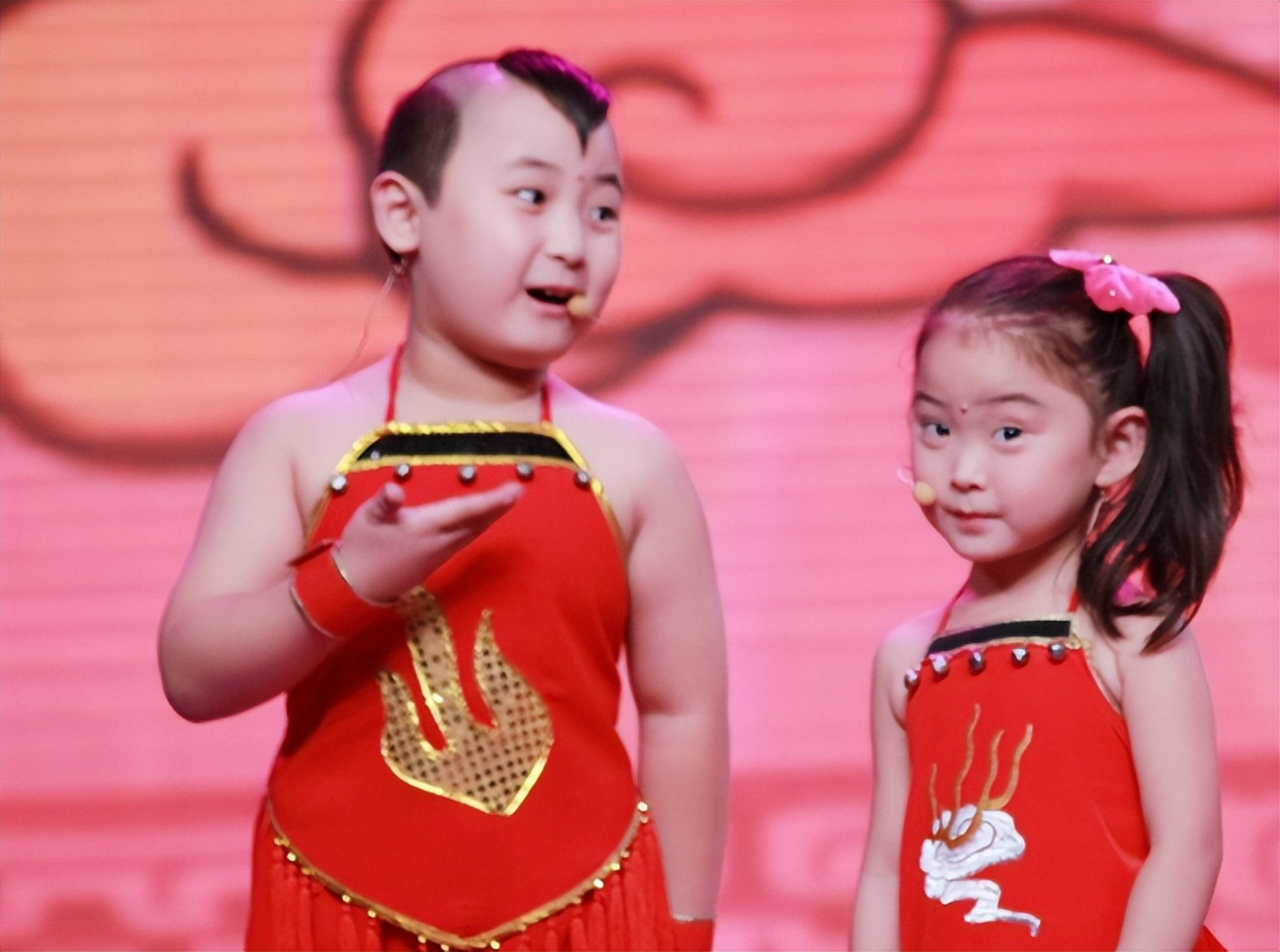 春晚福娃邓鸣贺墓地现状,墓前摆满零食令人痛心,有人说是童子命!