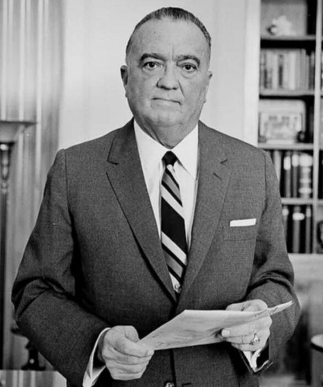 在美国历史上,fbi创始人胡佛是一个有争议的人物.