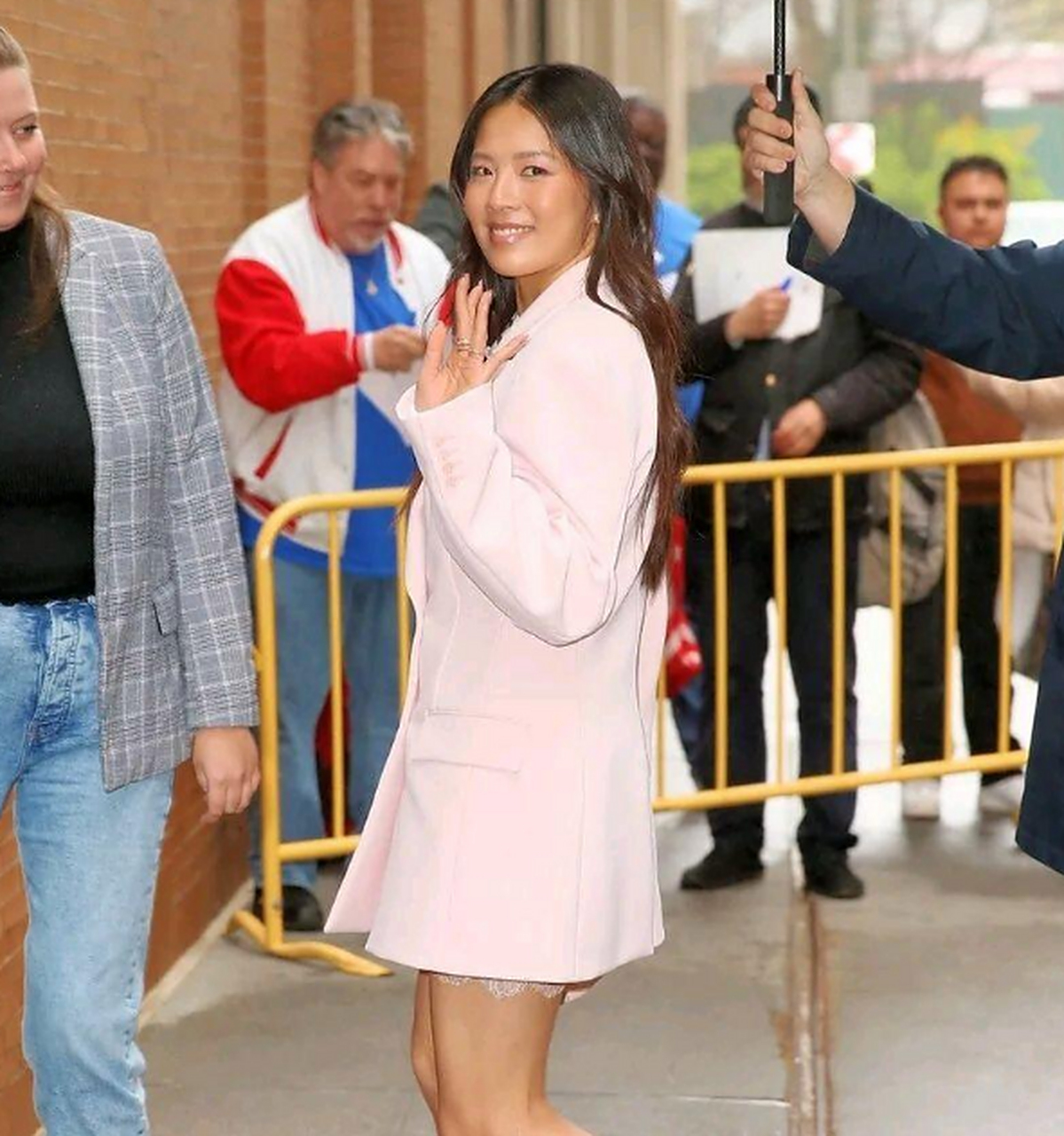 葛晓洁亮相纽约,穿粉色的大码西装,秀出了一双漂亮的大长腿,确实是太
