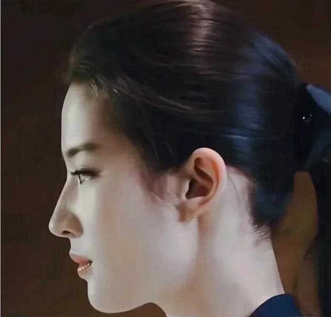 刘亦菲真的很女神,五官端正精致的没话说,但是她的那个驼峰鼻真的就是