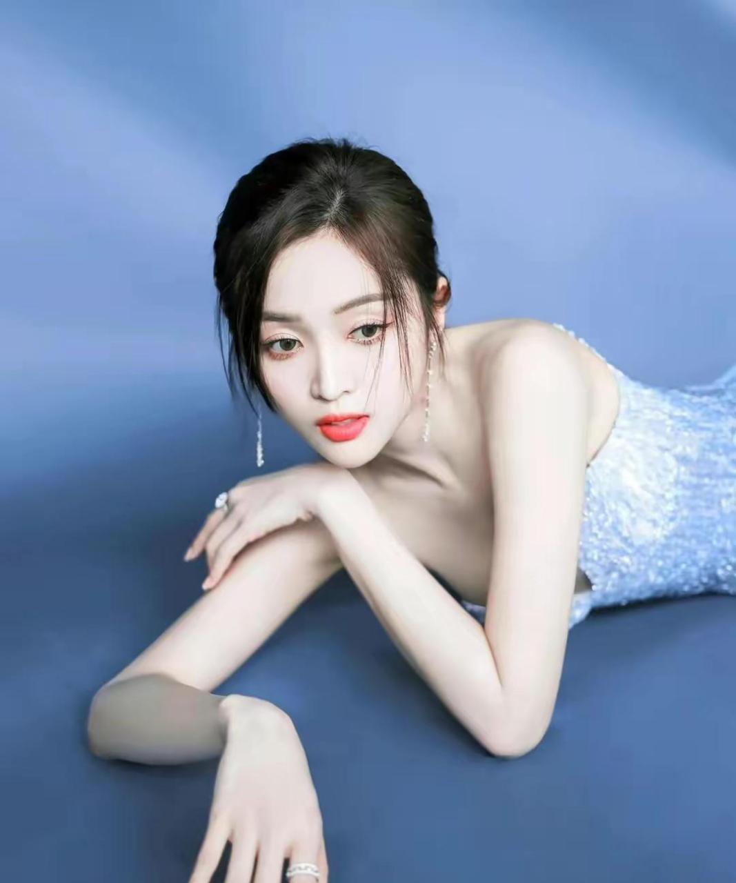 网友:吴宣仪蓝色渐变亮片抹胸晚礼服穿搭衬托肌肤雪白细腻,迷人养眼!