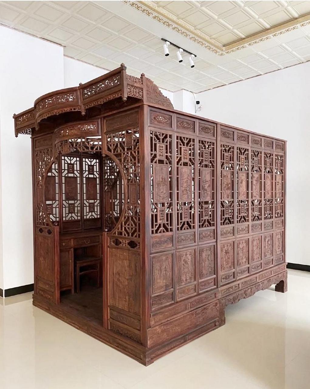 拔步床由于多是花费千工万工的巧夺天工巨作,往往只有富贵之家花大