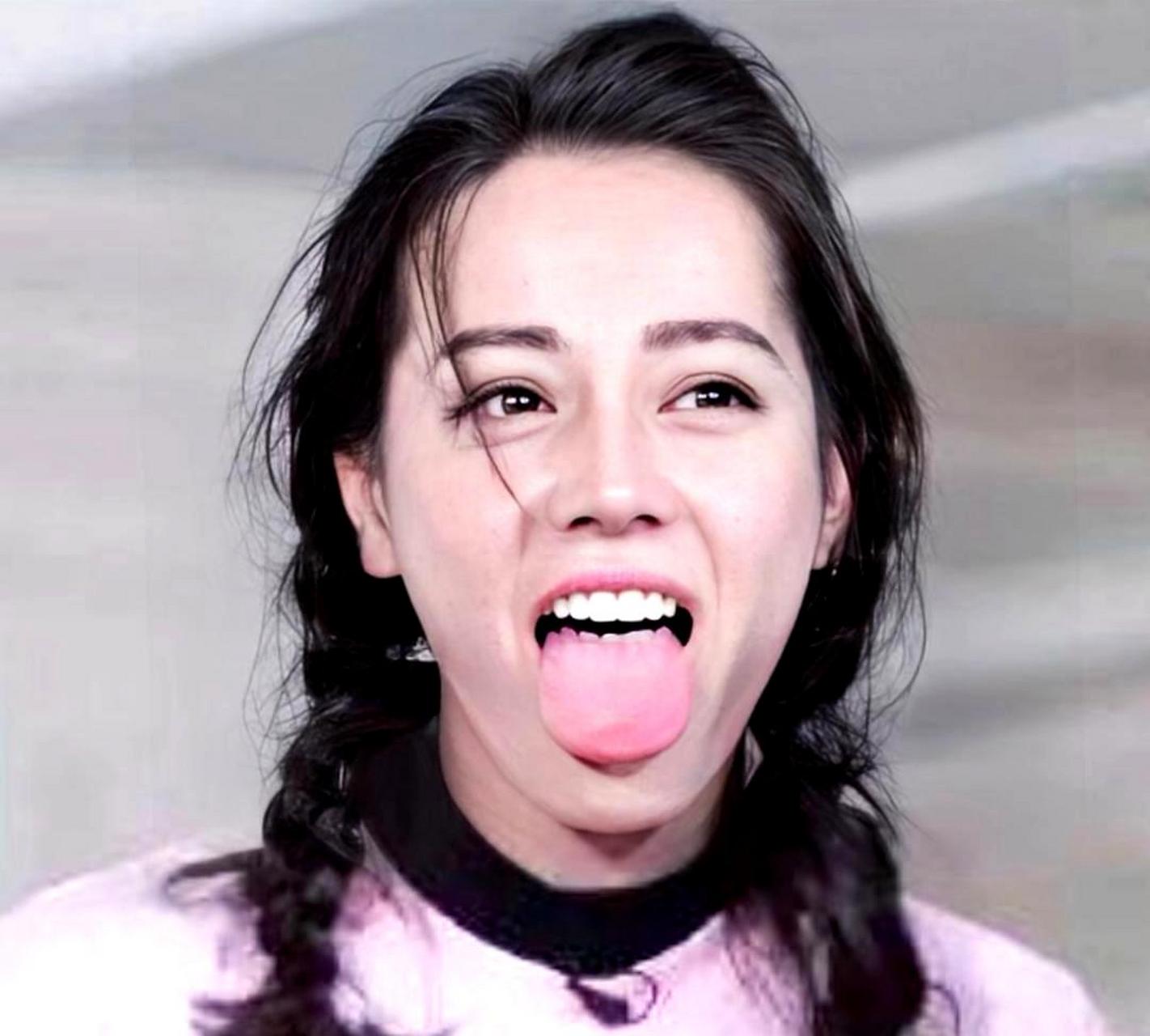 迪丽热巴俏皮可爱,经常吐舌头.