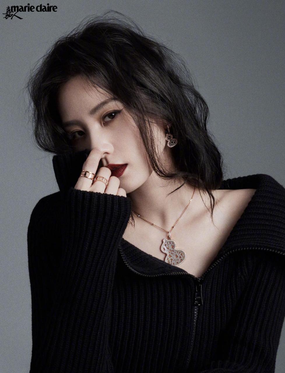 刘诗诗嘉人8月刊封面大片,微卷长发,深红唇妆…穿着31363530