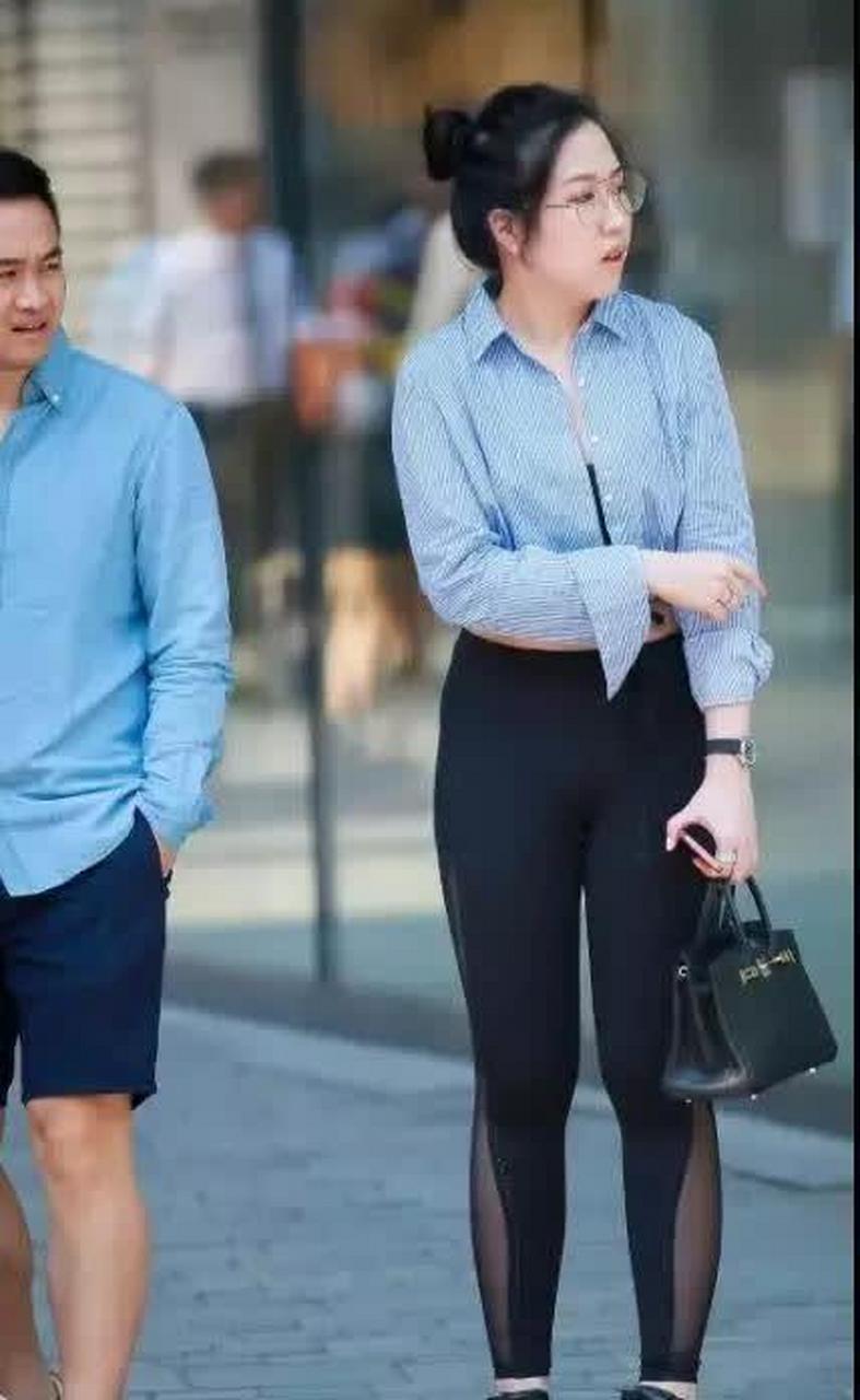 短款露脐装搭黑色紧身裤的阿妹,呆萌可爱型,好丰满的身材