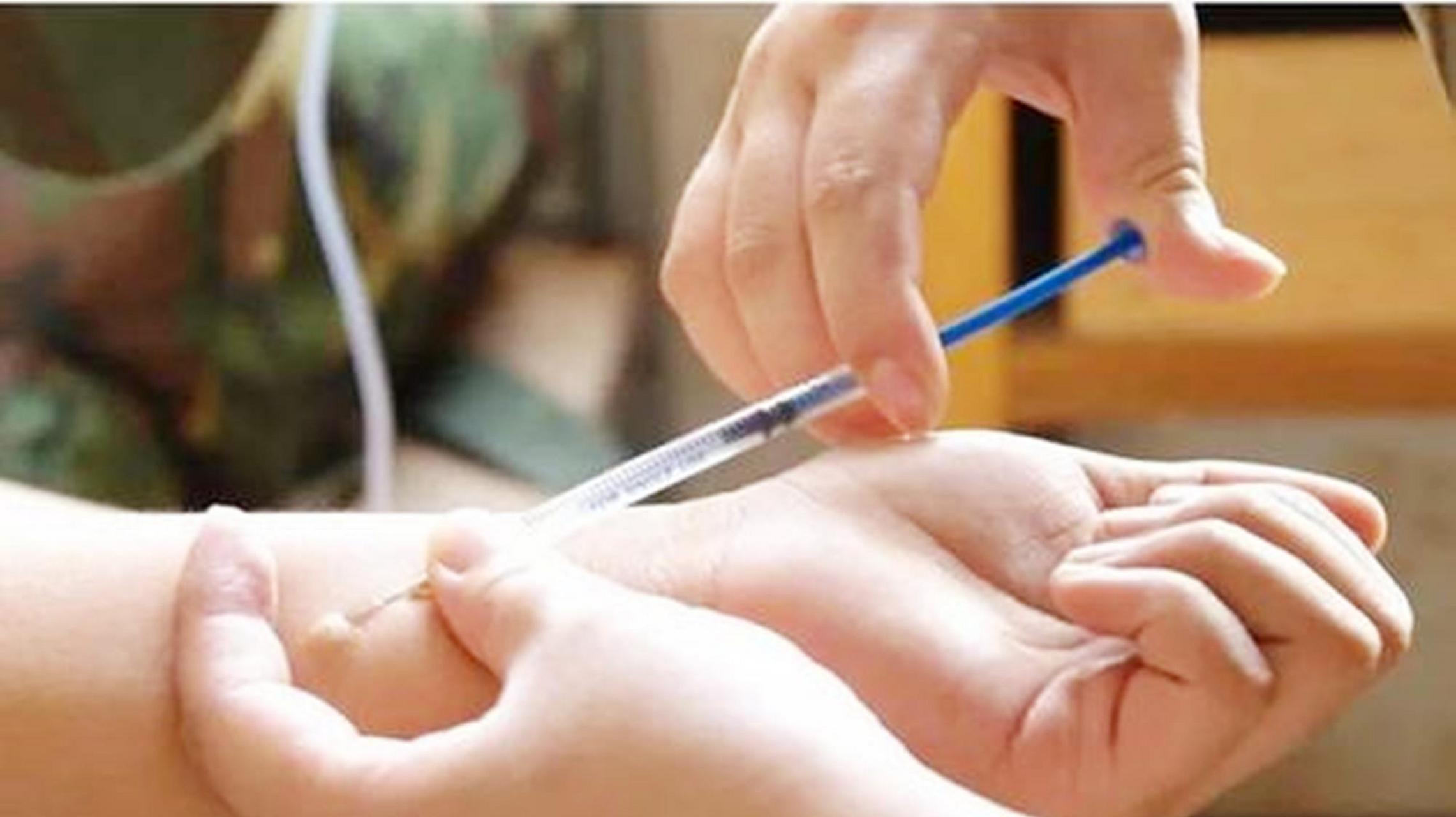 30岁女子带8岁生长发育异常的儿子到医院就诊,检查后,确诊性早熟.