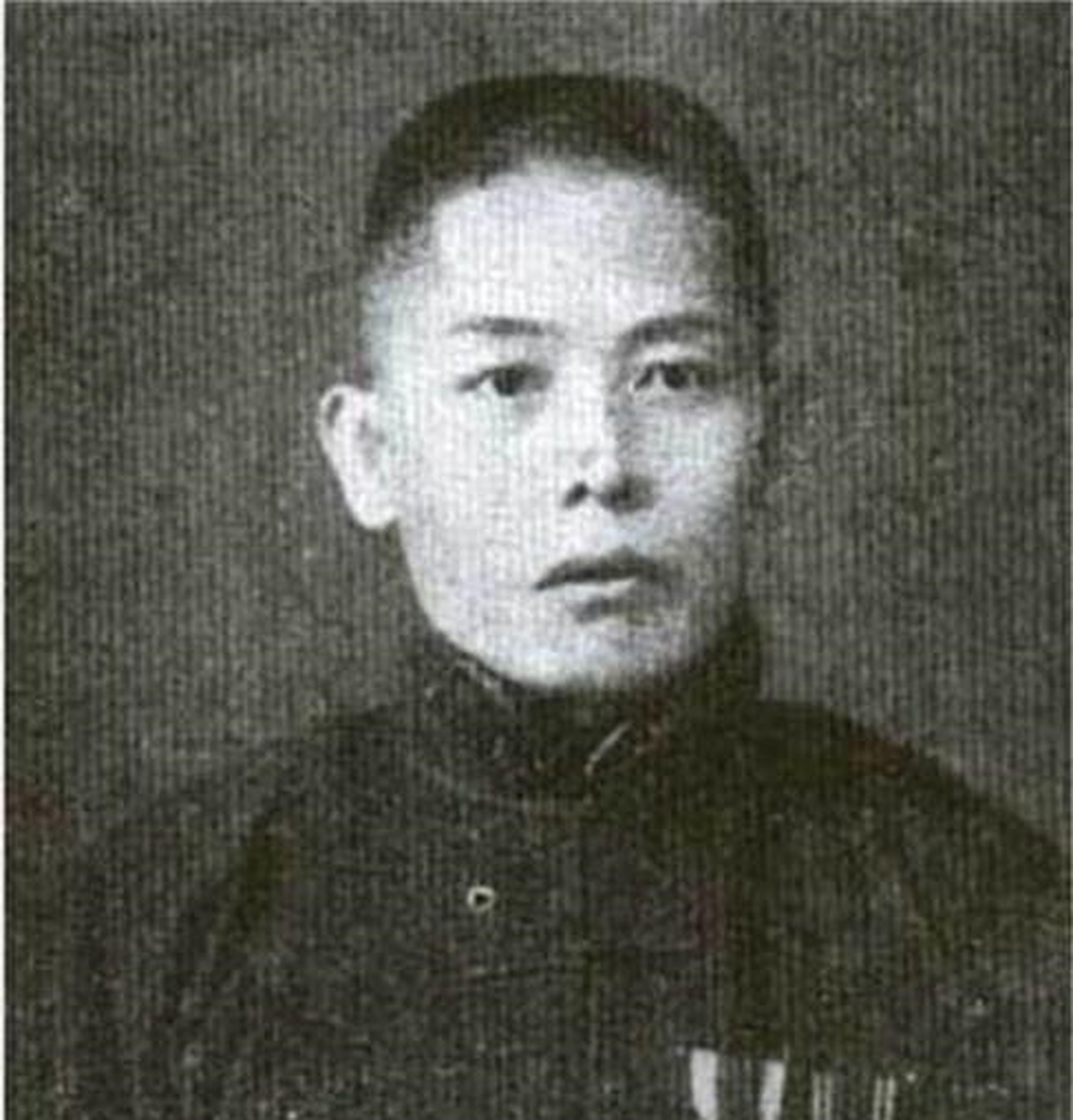 张本正上过四年私塾,因贫穷中途辍学,在家帮助父母干点农活,维持生计.