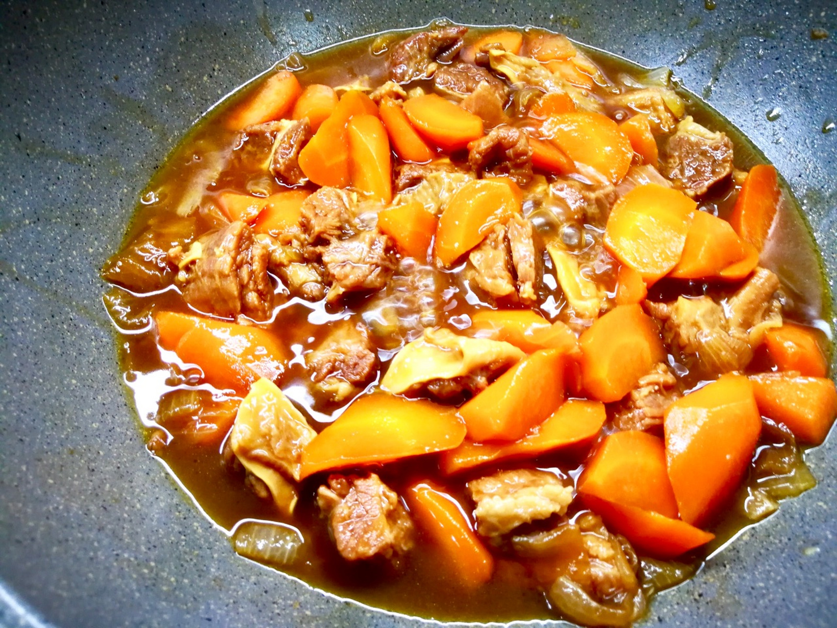 原汁原味蚝油牛腩胡萝卜 牛肉富含蛋白质,氨基酸,脂肪和钾,磷,镁,铁等