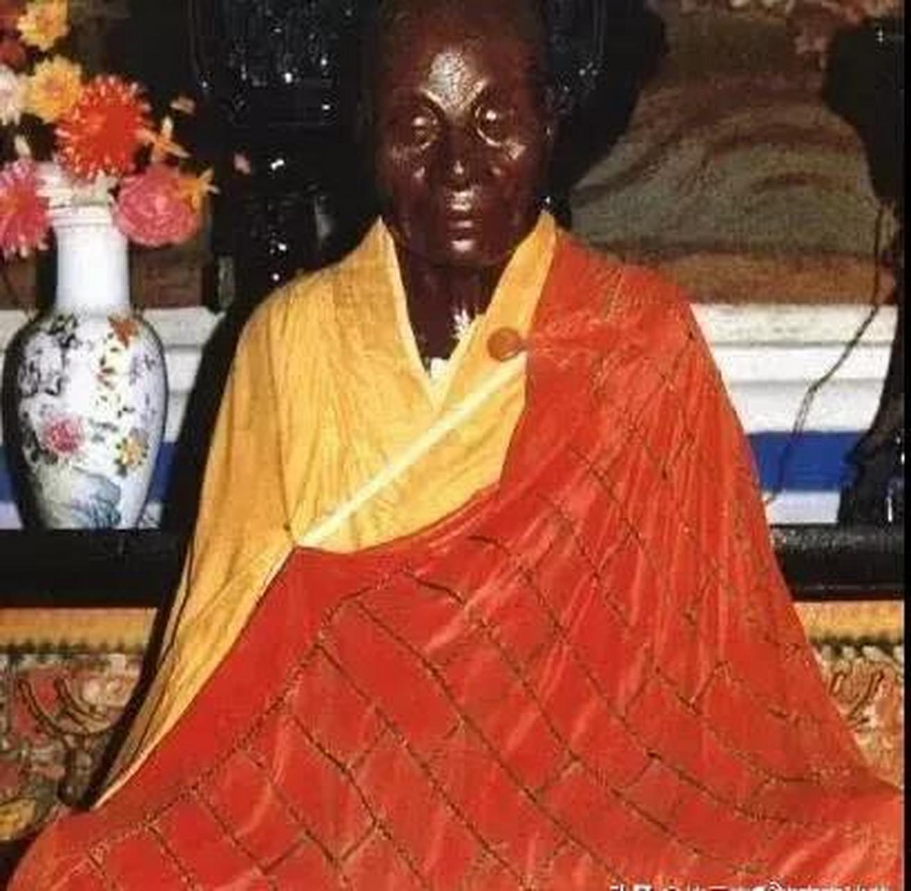 元际禅师坐化后不但肉身不腐,还散发出一股异香,这一奇特现象让寺内