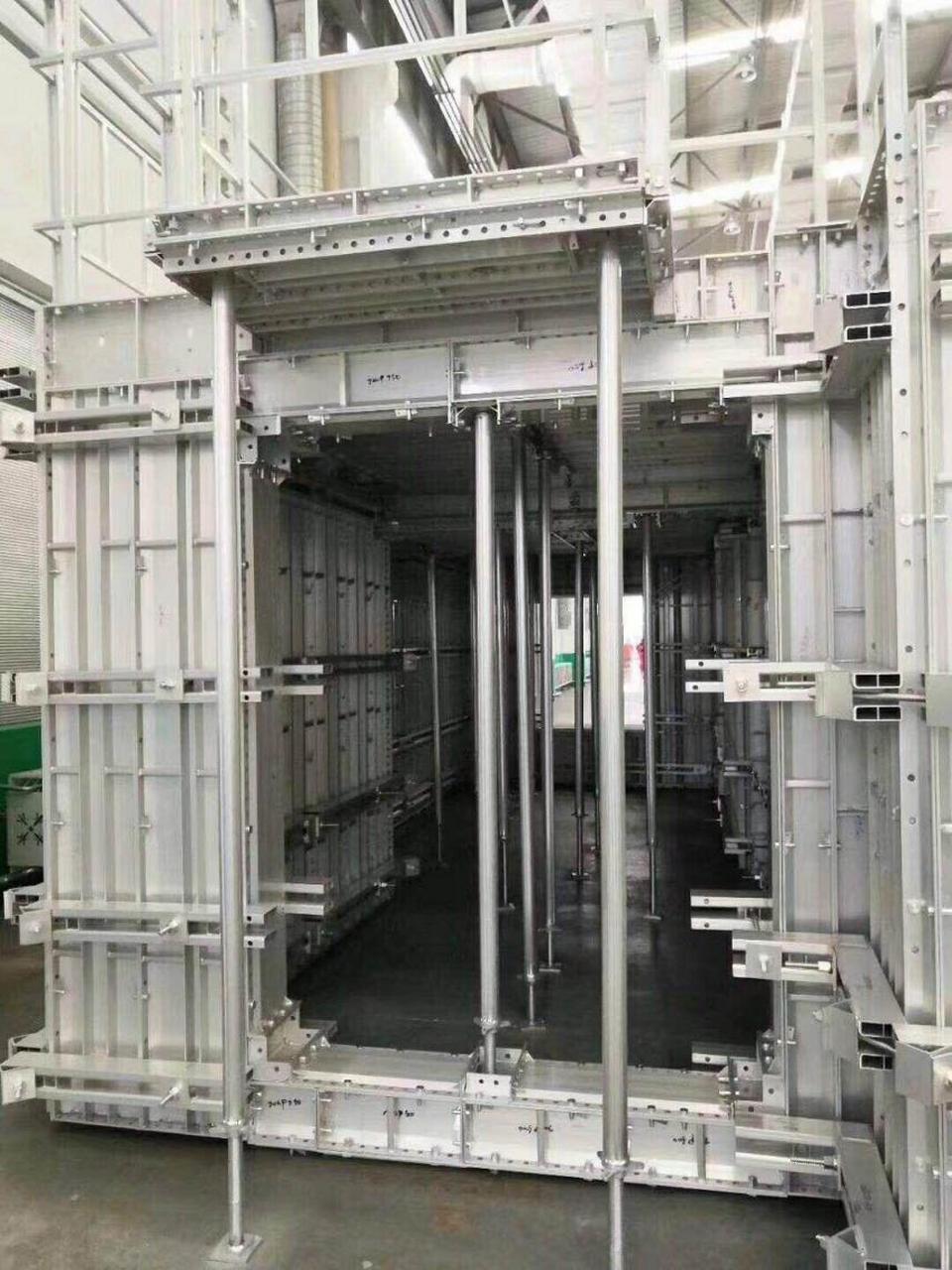 铝合金模板体系介绍 铝合金模板体系是采用模数化设计理念,经设备挤压