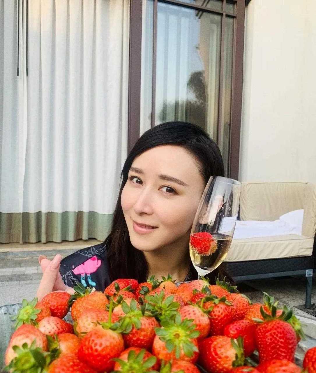 胡静和曾黎是中戏九六班的两朵金花,如今两朵金花齐聚《浪姐2》,可把