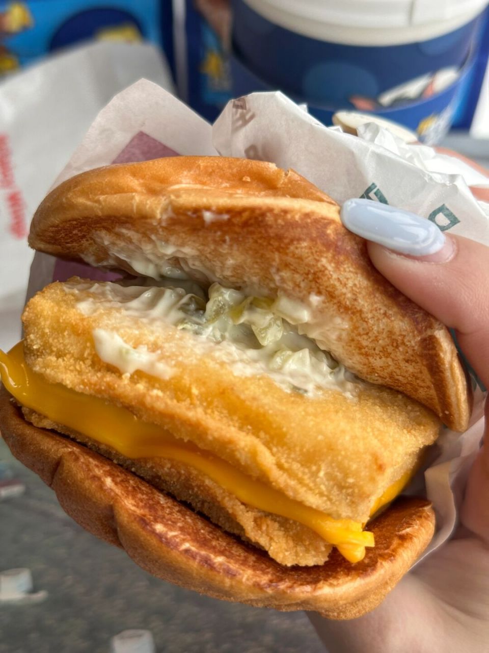 双层鳕鱼堡尊嘟好好吃  双层鳕鱼堡通常由两块鳕鱼肉,面包和各种酱料