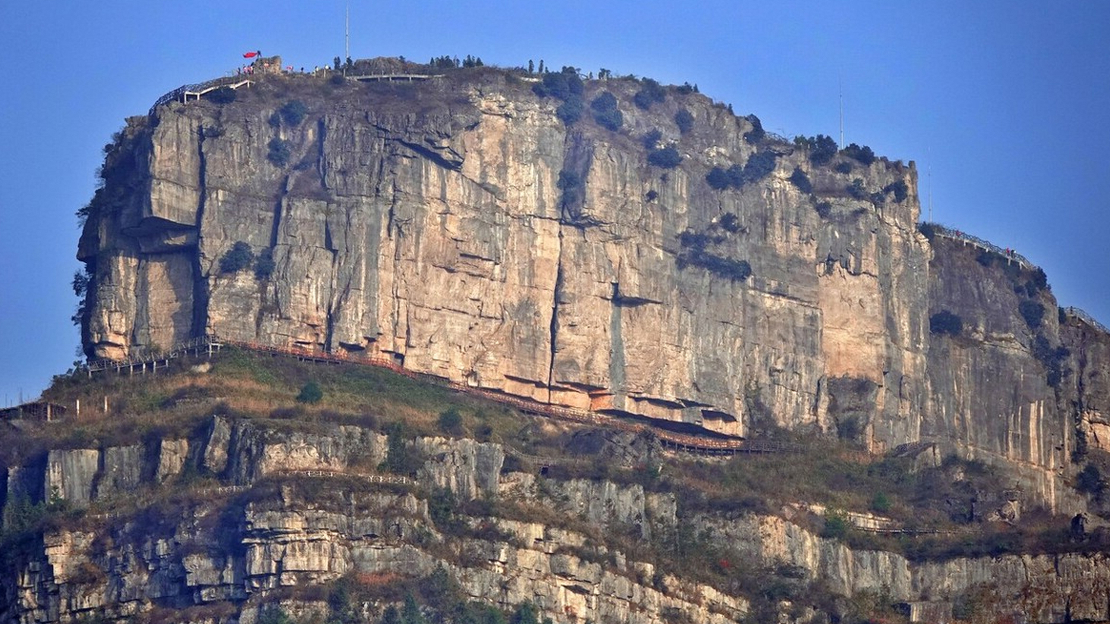 贵州凯里市郊香炉山,冬日里依旧五彩斑斓,香炉山仅有一条小道盘旋而上