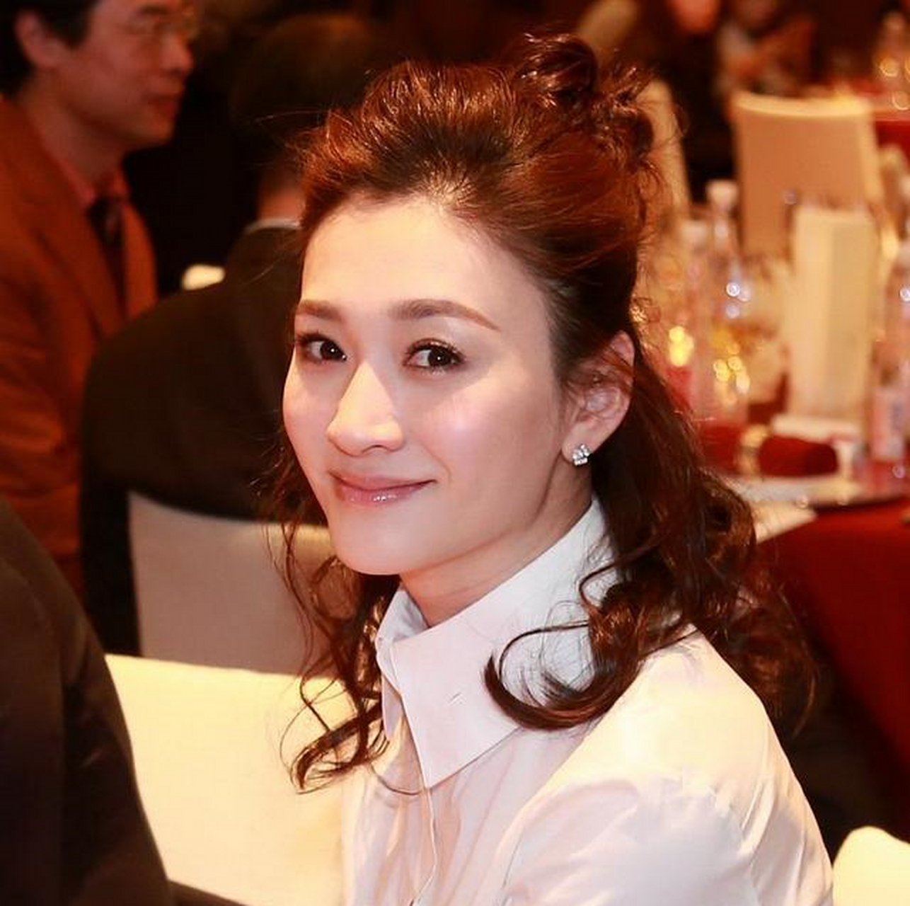 户外李小冉独钟白小t,时尚年轻搭周冬雨杯让您挺胸做女人