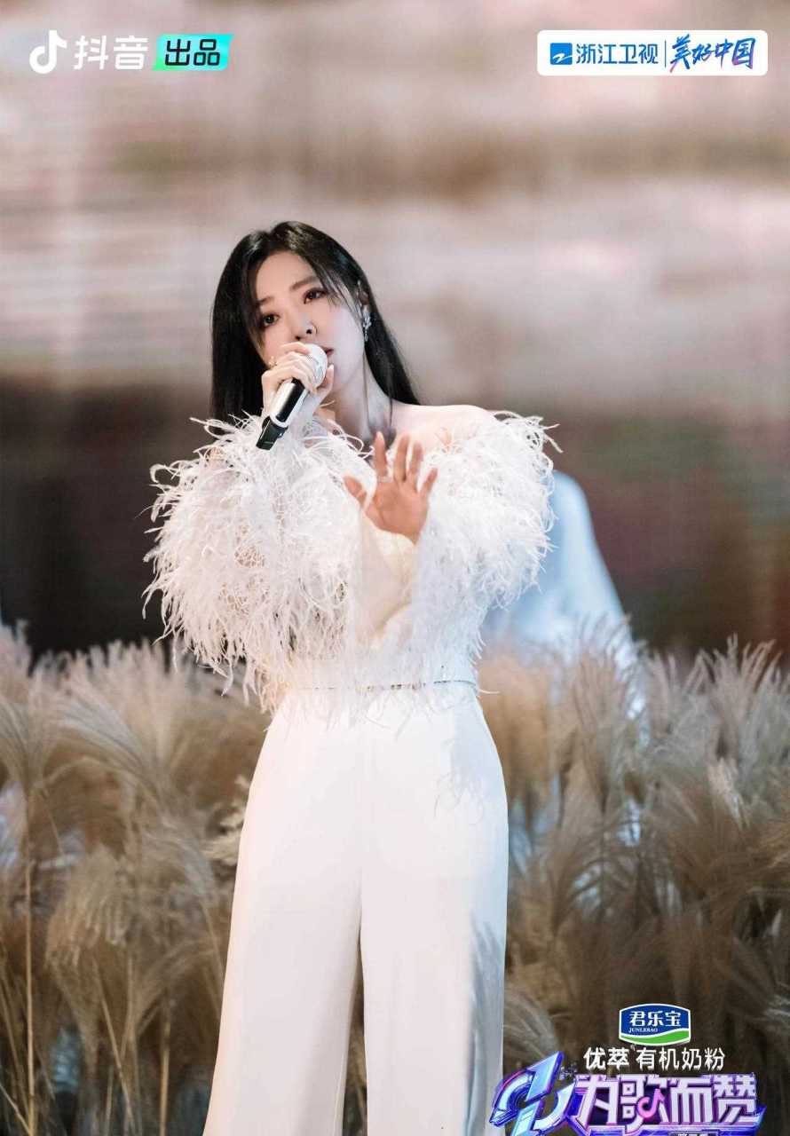 姓张的歌手在舞台上绝对独树一帜了,比如张杰,张碧晨,还有张靓颖!