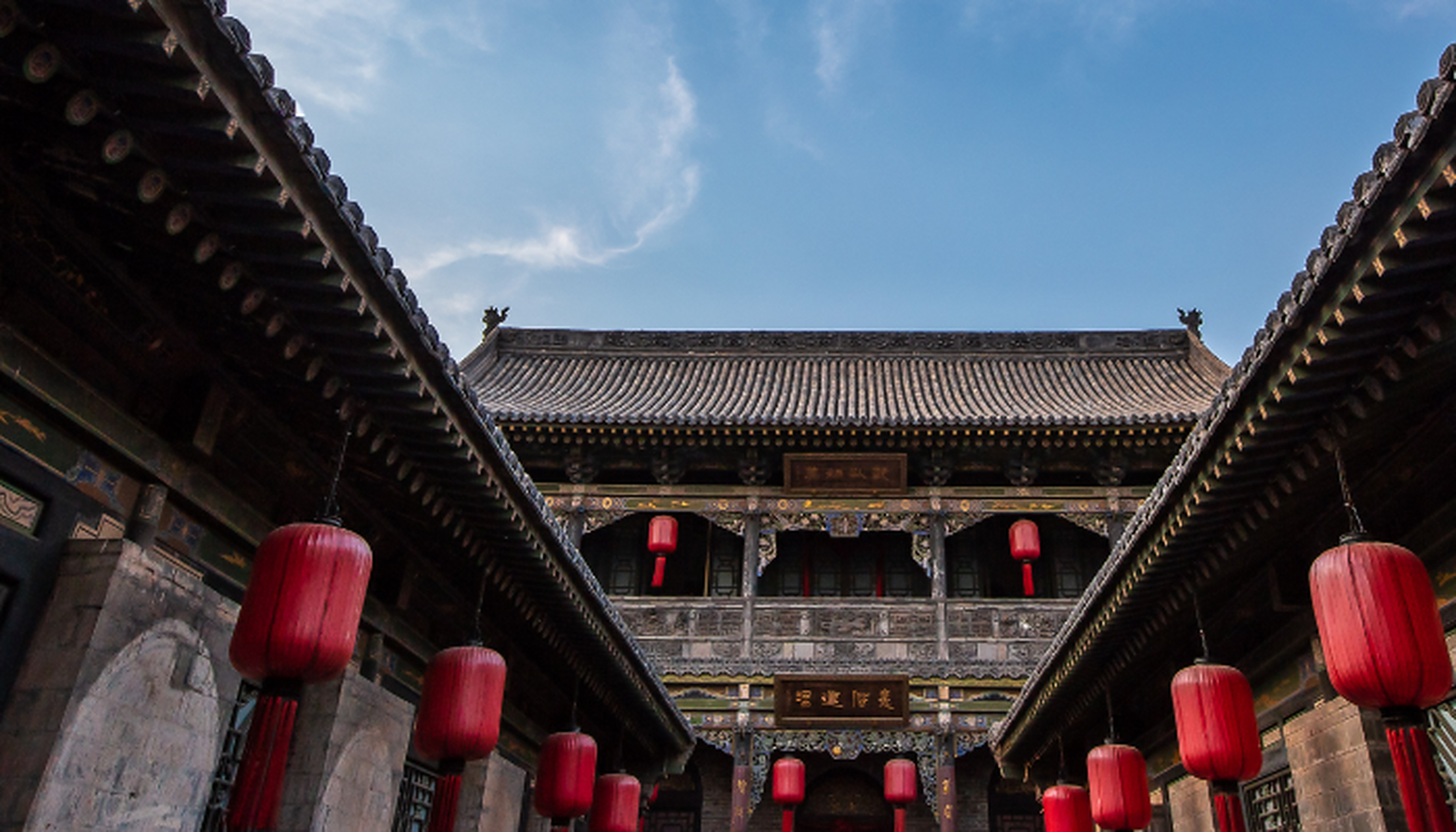 省晋中市祁县乔家堡村,是一座具有北方传统民居建筑风格的古宅大院,被