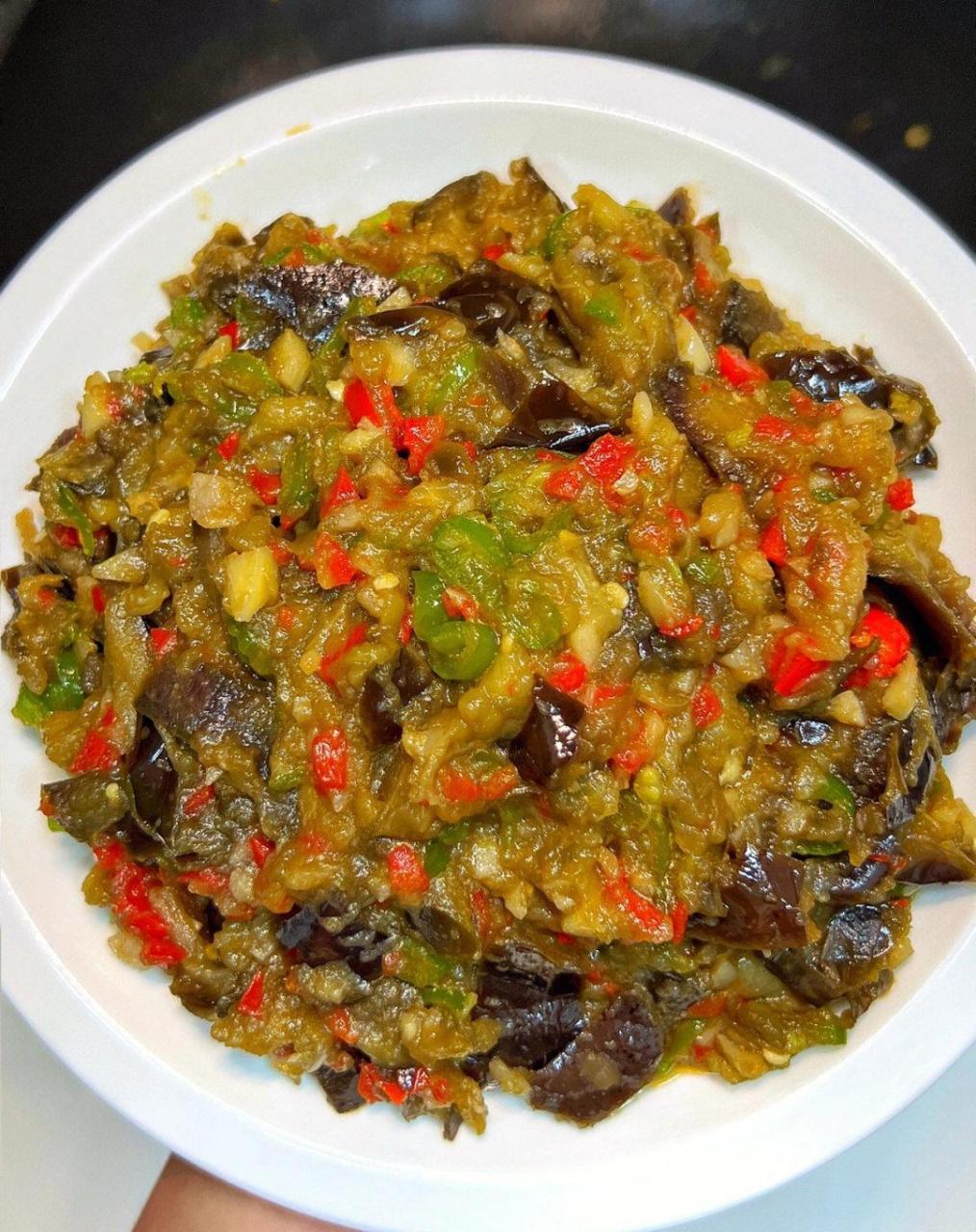 巨下饭的茄子泥,还不用放很多油 别看做法简单,但真的好好好好吃～ 辣