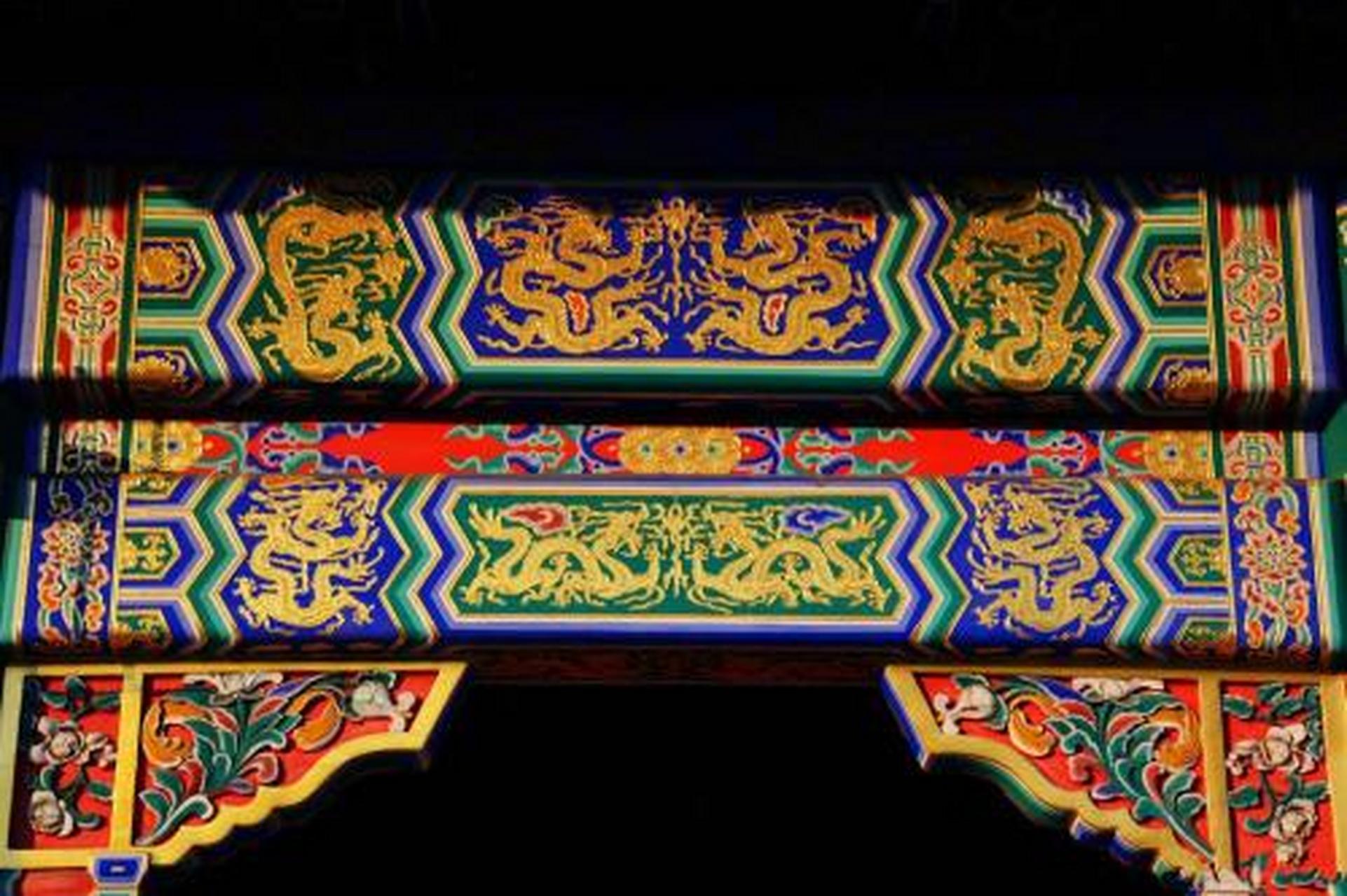 金龙和玺是和玺彩画中等级最高的形式,图案以各种姿态的龙为主.