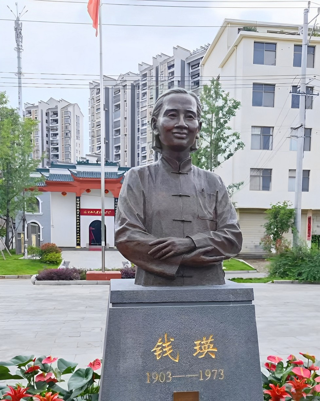 在得知丈夫身份暴露并被枪杀后,钱颖销毁了家中所有