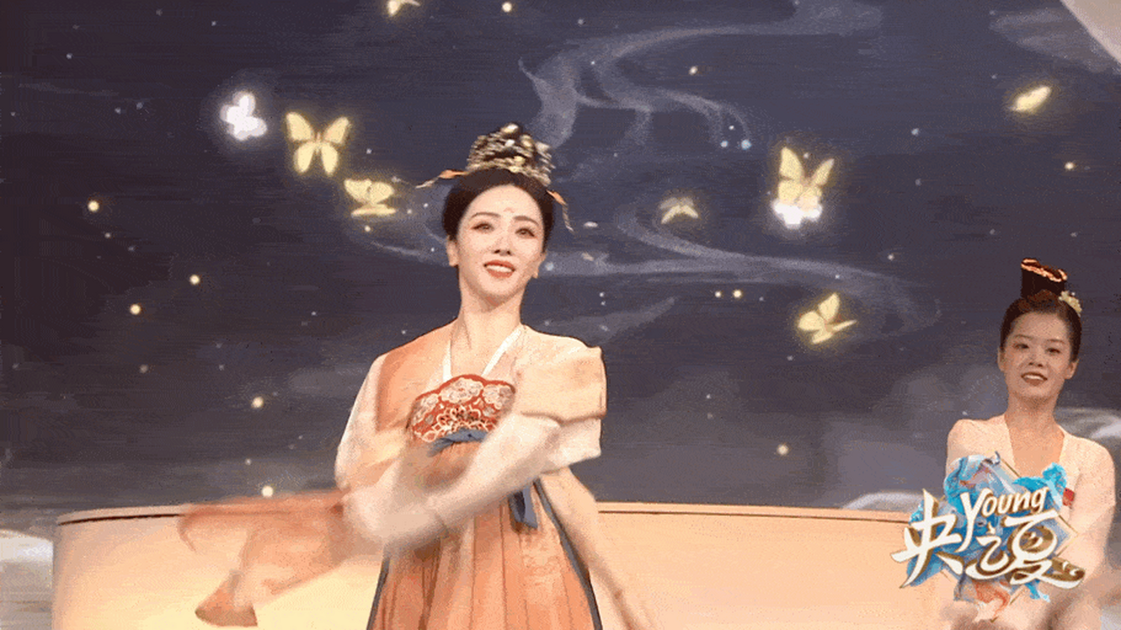 8月21日,李思思在《央young之夏》中身着古装翩翩起舞,舞姿惊艳宛如
