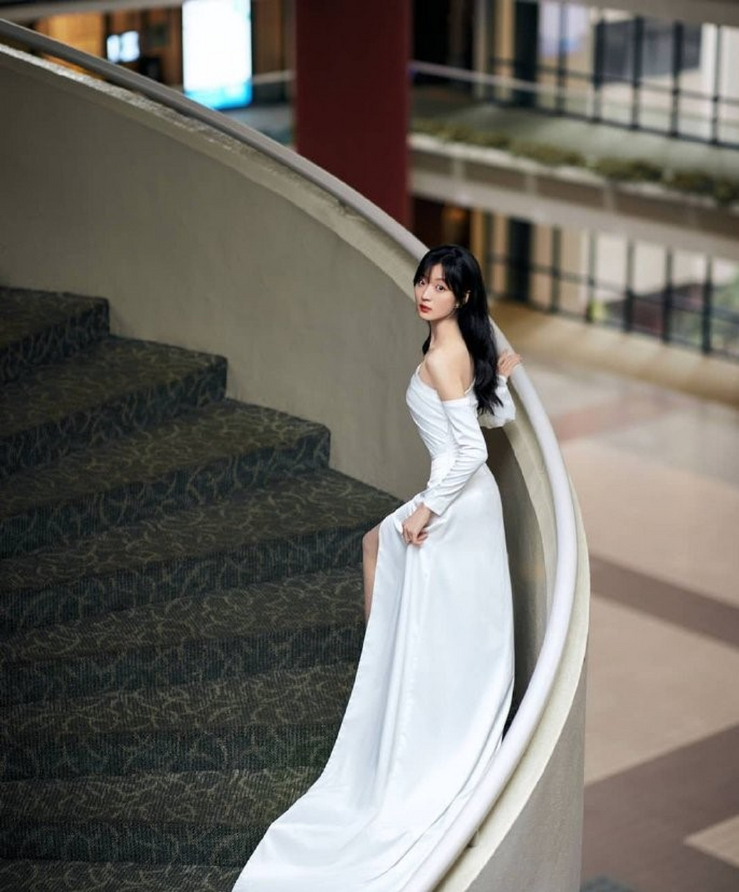 星闻#  孙千一袭白色抹胸长裙, 优雅大气性感十足! #孙千的氛围感