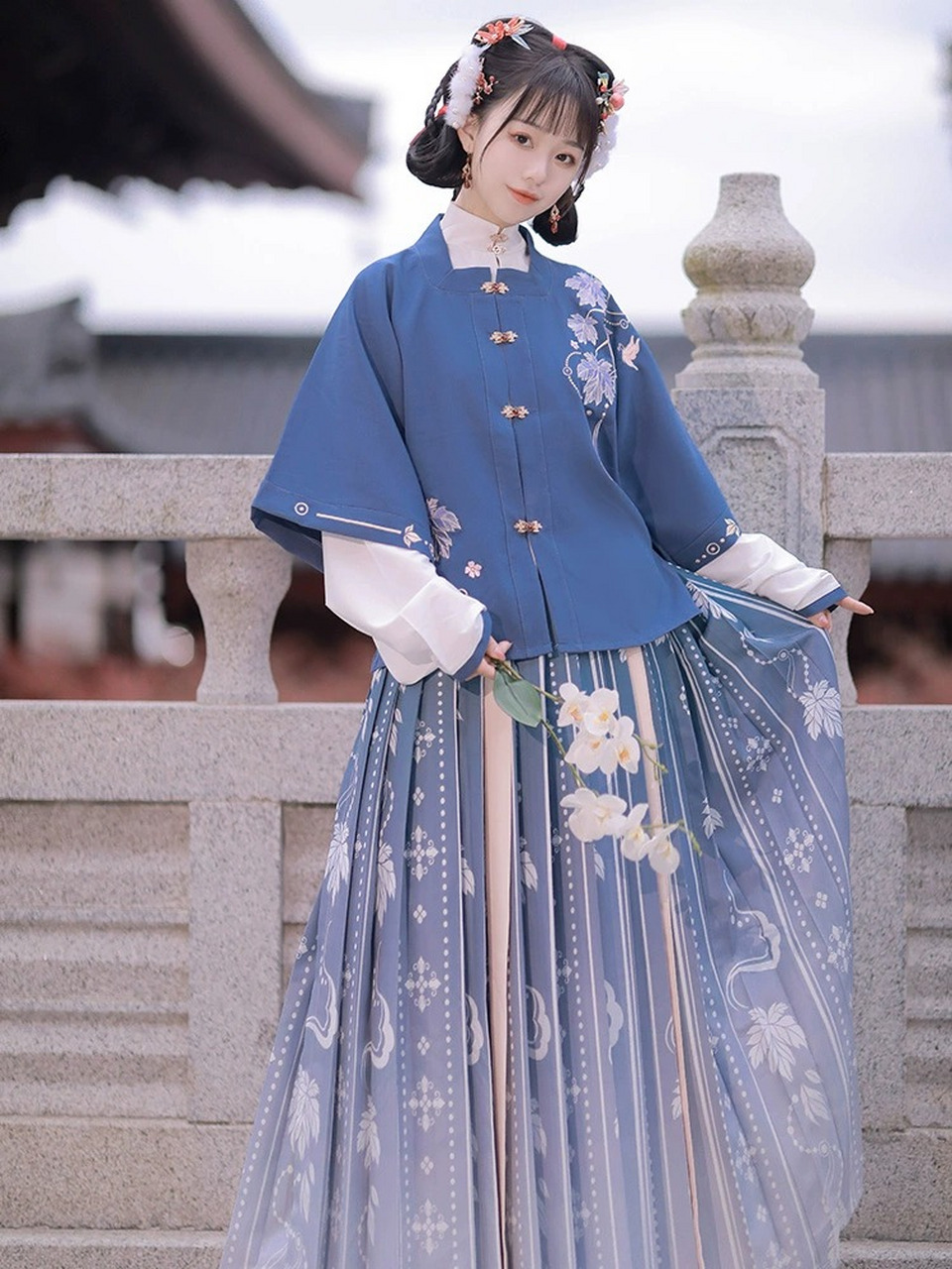 明制三件套方领半臂短袄褶裙刺绣印花汉服 | 明代的三件套汉服,包括