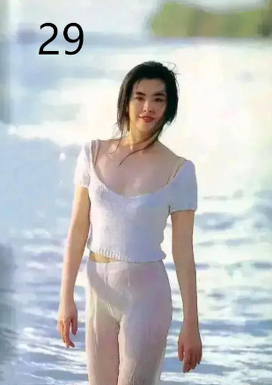 "当年的野性美女!29岁的王祖贤裤子被浪花打湿,尽显狂野,惊艳一时!