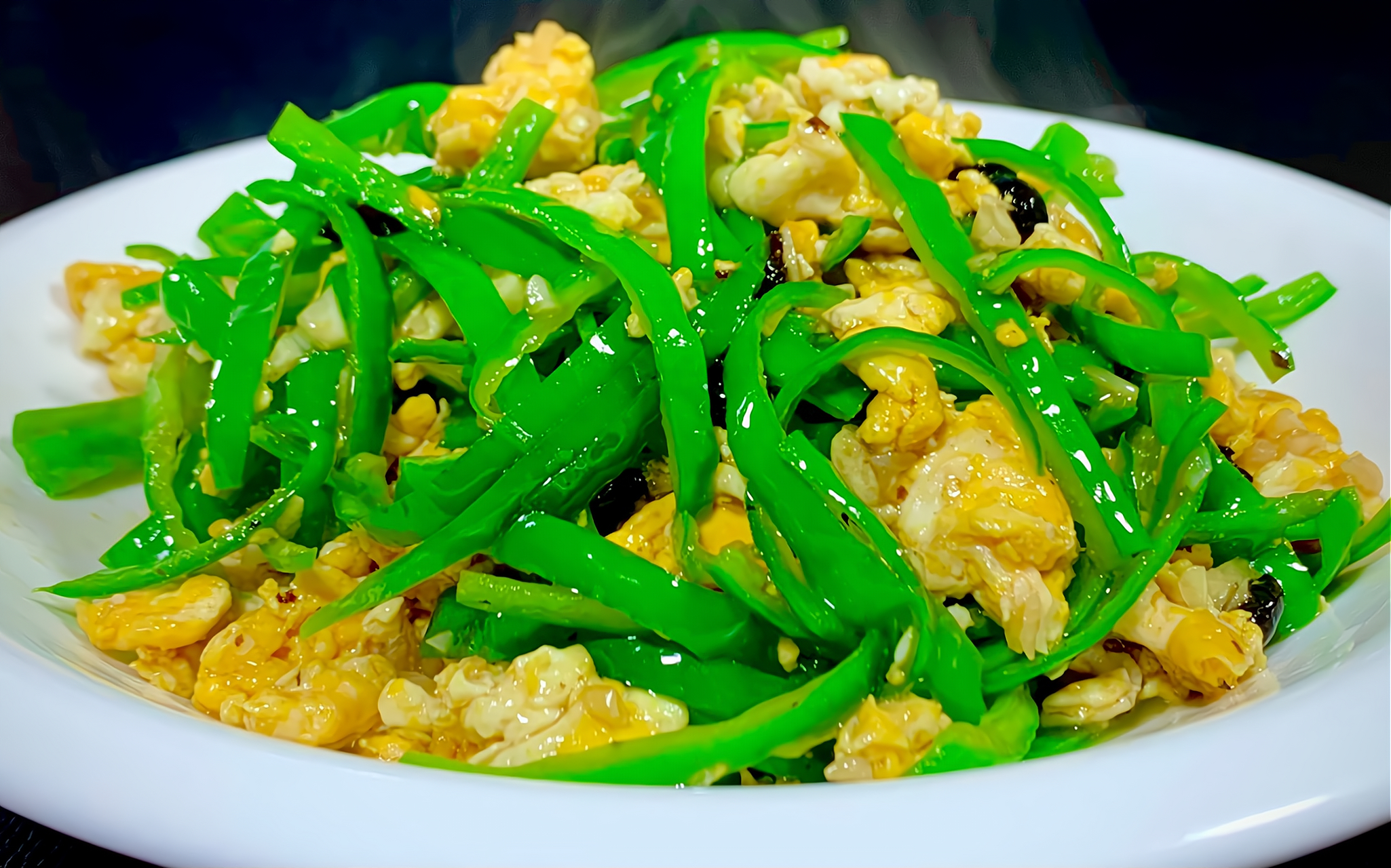 下面是制作青椒炒蛋的步骤:  所需材料: 1. 青椒 2个 2. 鸡蛋 3个 3.