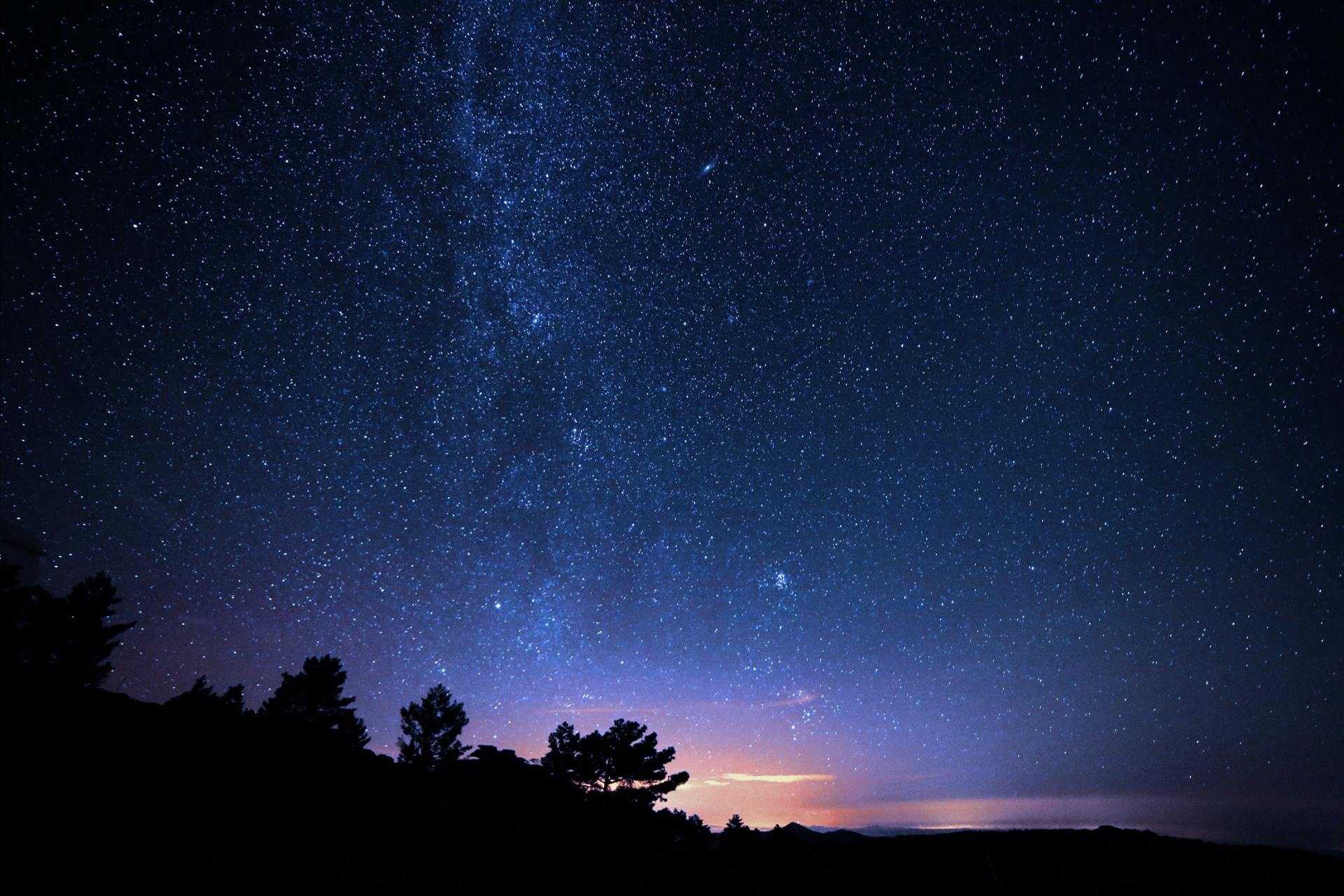 我希望自己是一顆星星,一顆掛在溫柔夜空中的星星 如果我會發光,那麼