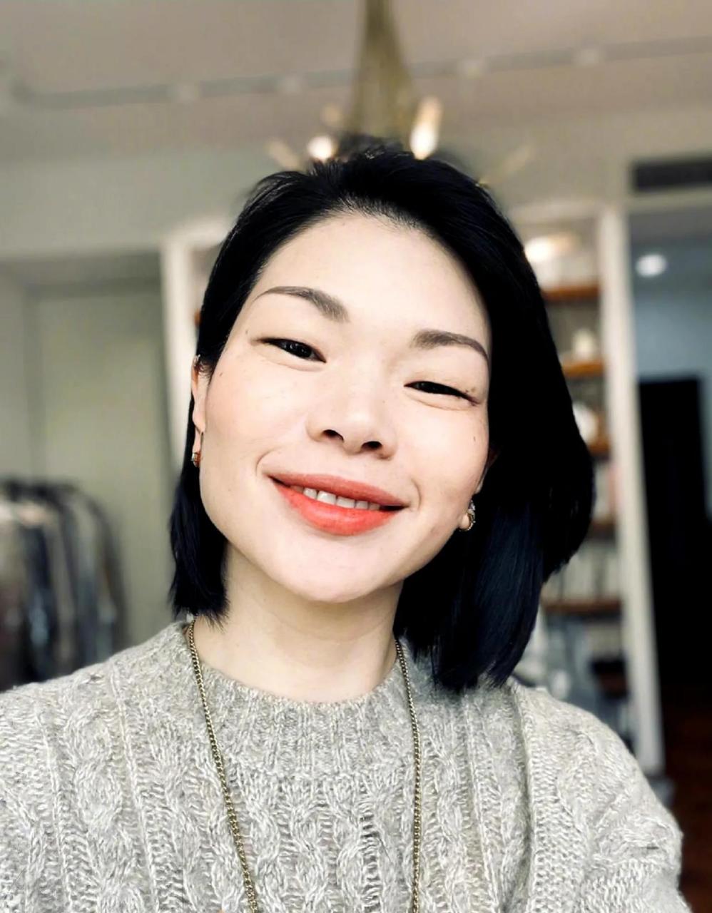 我妈说大街上有很多这种长相的女人,小眼睛,大脸盘,大嘴巴,腮帮子突出