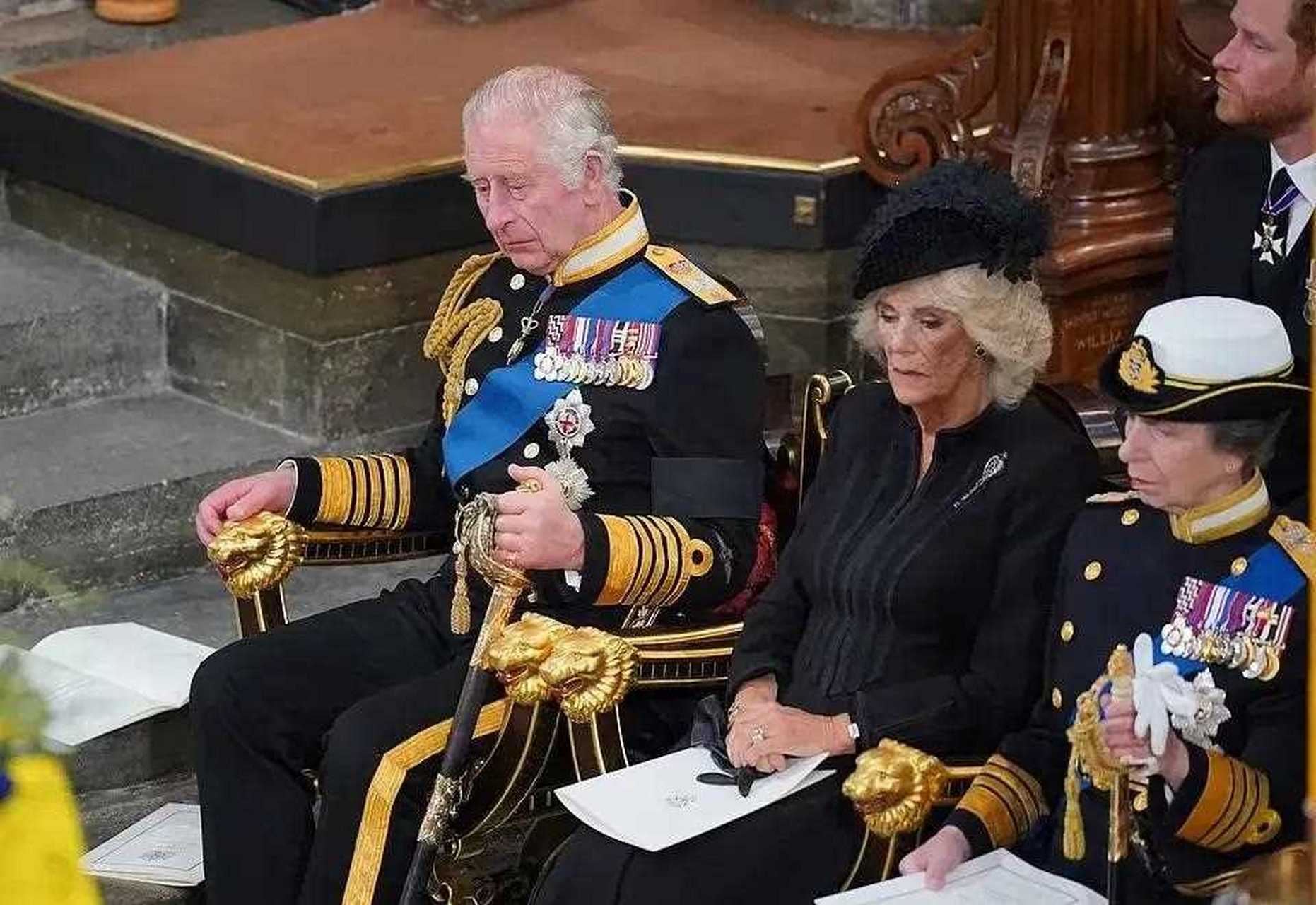 伊丽莎白二世女王的葬礼上,查尔斯国王泪流满面与母亲作最后的告别.