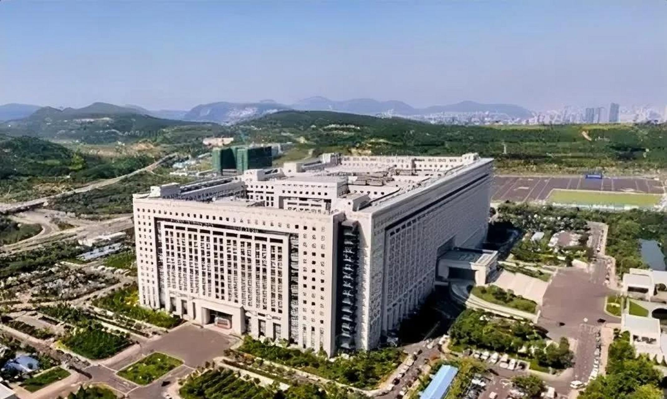 济南市龙奥大厦,是市委市政府市人大办公大楼,是世界上最大的办公大楼