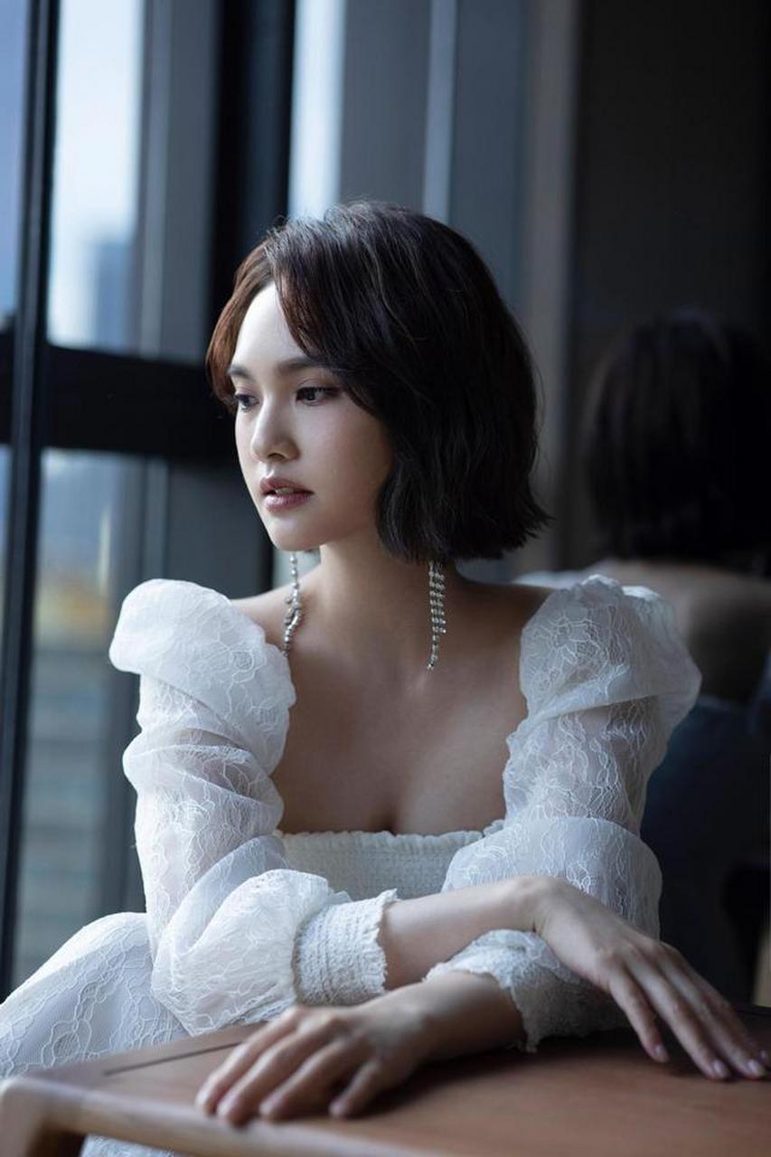 杨丞琳的短发造型温柔又洋气,一件薄纱材质的连衣裙尽显温柔美感,方领