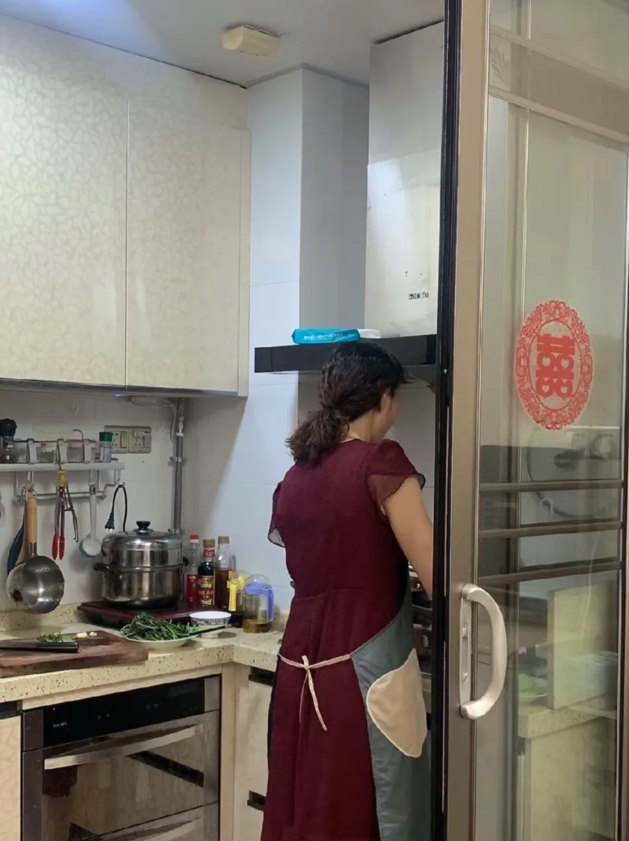妻子在厨房做饭的5分钟