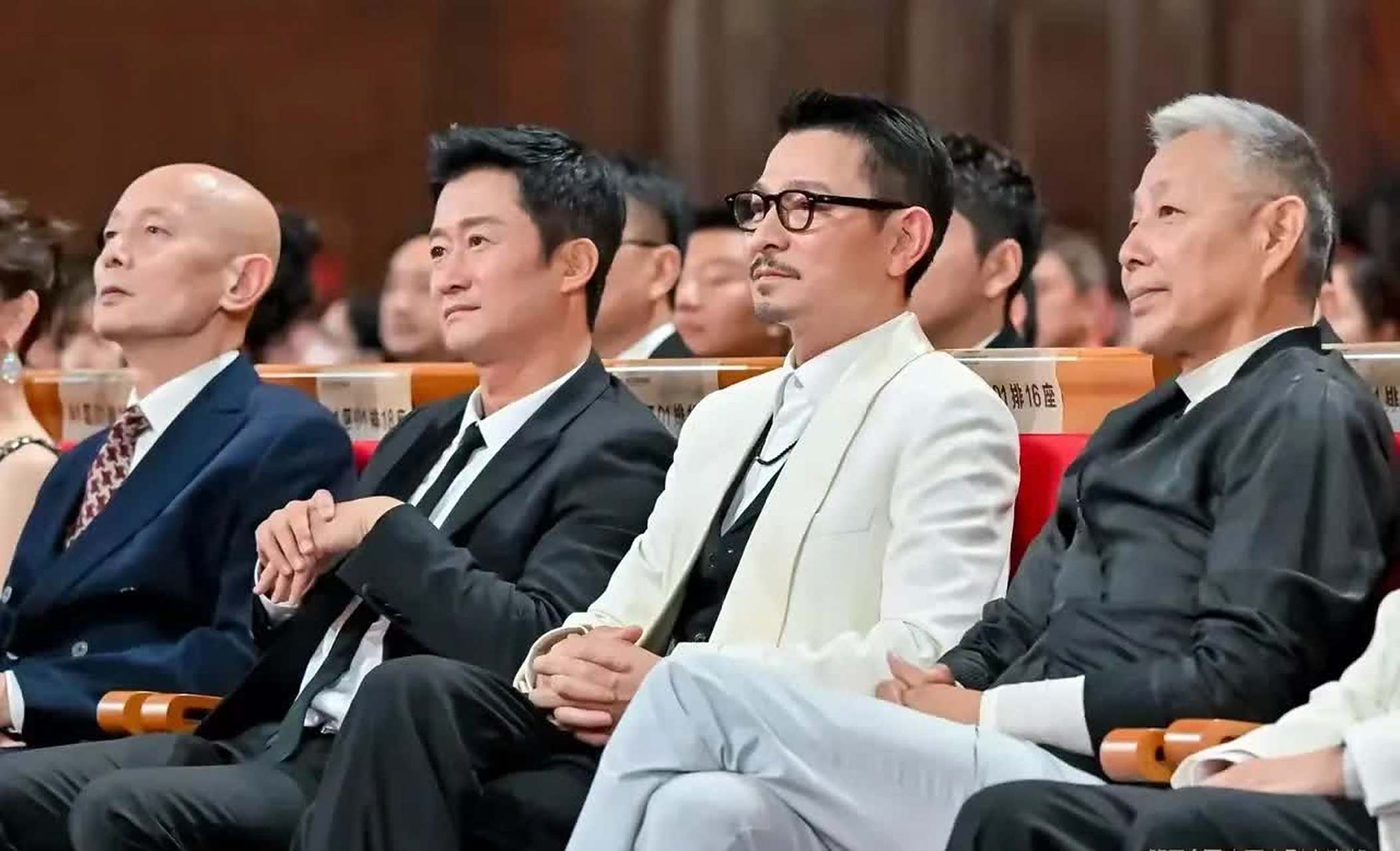 刘德华留着小胡子依然帅气,陈道明老师不染头发依然元气满满