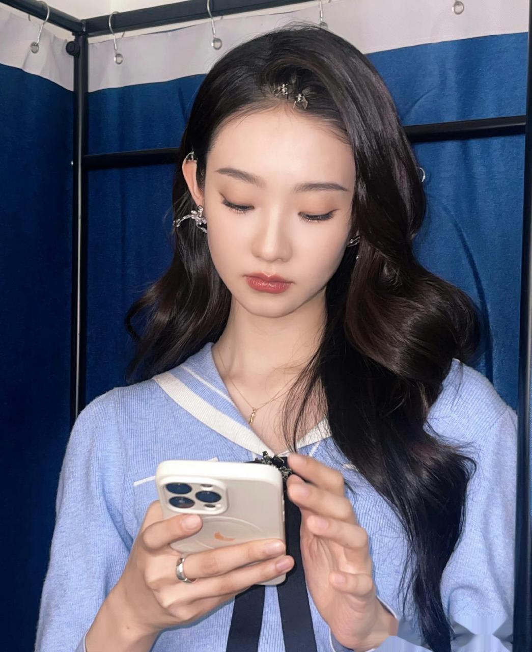 张艺凡捂嘴笑 张艺凡活动出发图,捂嘴笑好可爱冷脸和笑脸反差感好绝