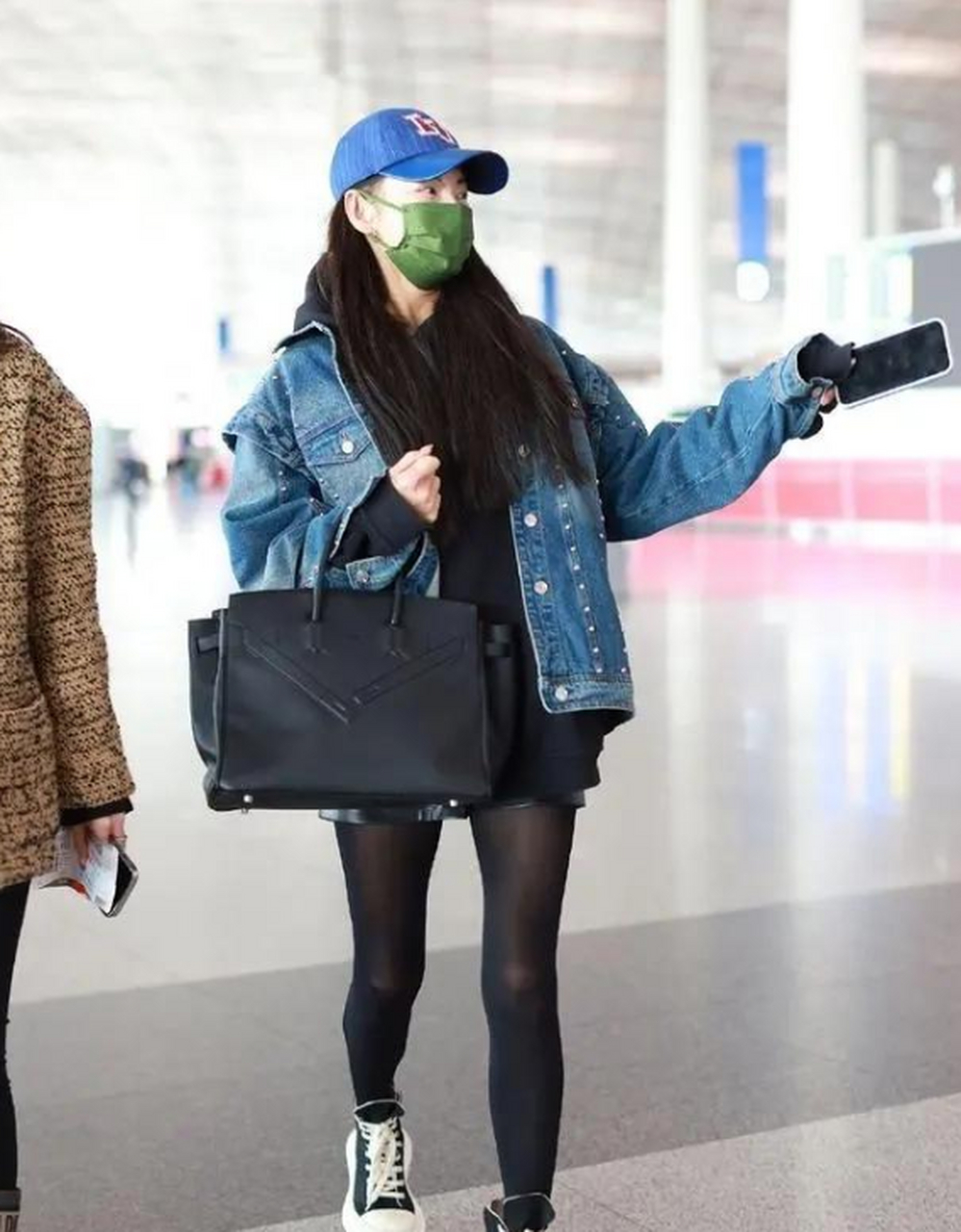 张雨绮牛仔外套搭配黑丝性感妩媚!