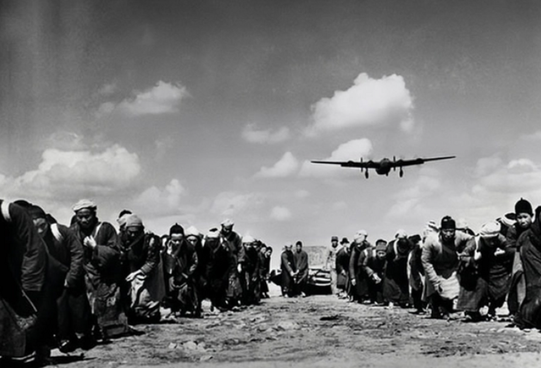 1944年3月,四川新津的百姓们正在修建抗日机场时老照片